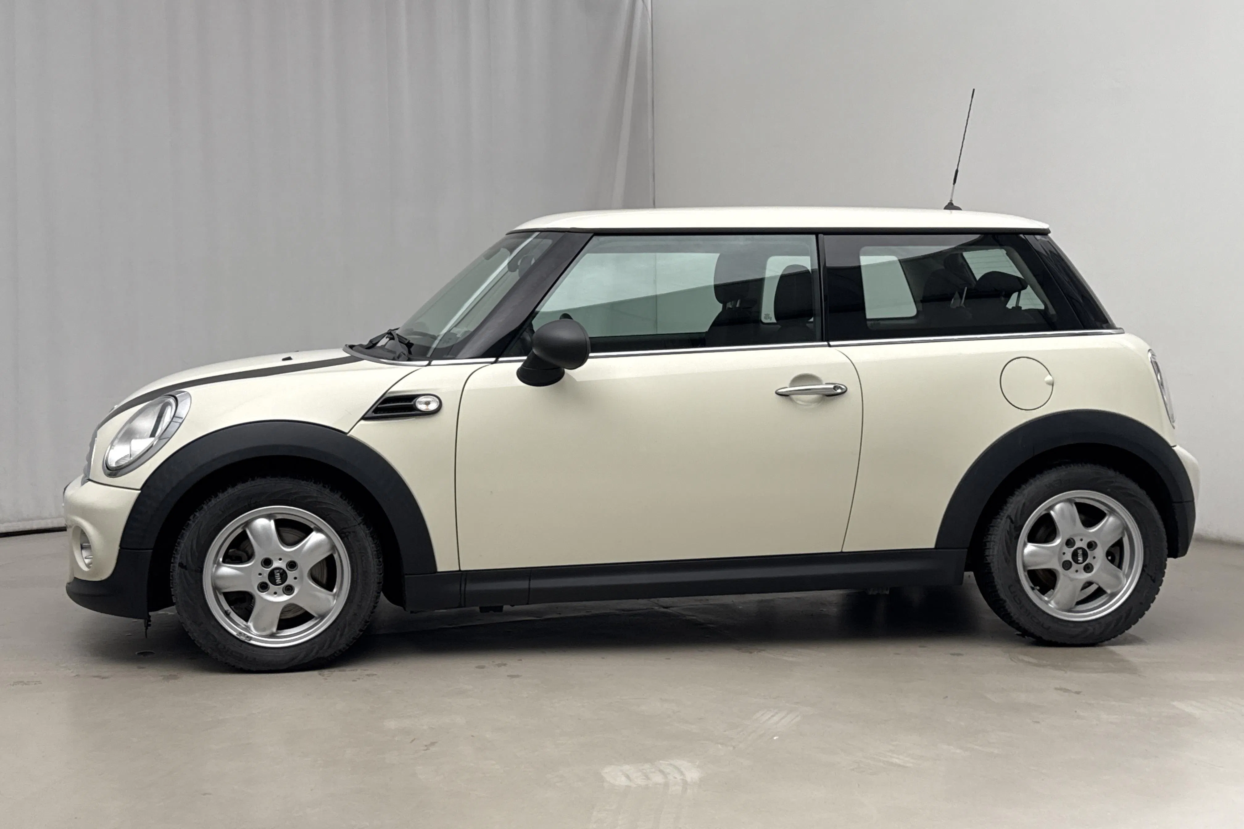 Presentationsfoto 2 av 15: MINI One MINIMALIST (98hk) - 6 922 mil - Manuell - vit - 2013