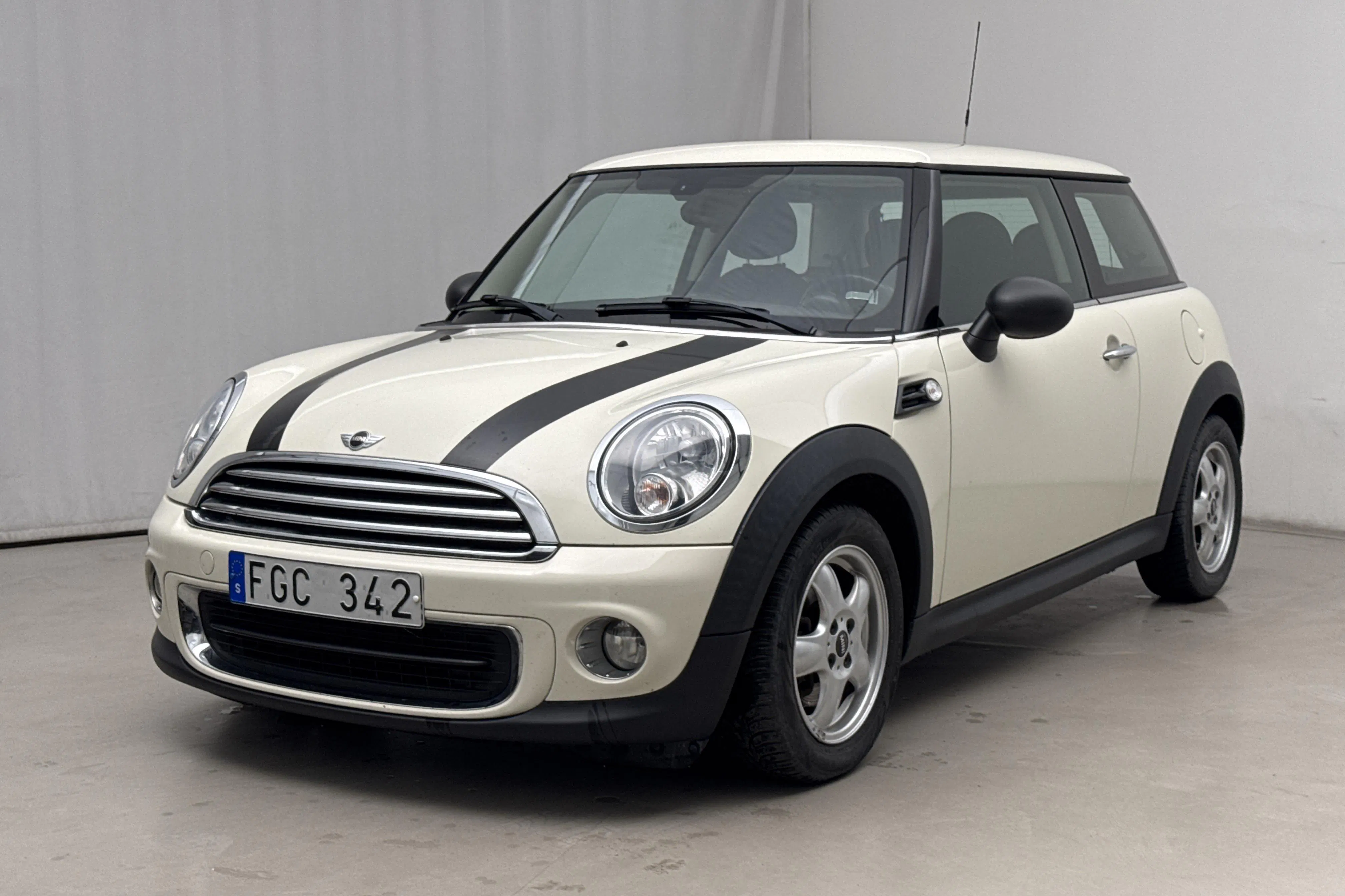Presentationsfoto 1 av 15: MINI One MINIMALIST (98hk) - 6 922 mil - Manuell - vit - 2013