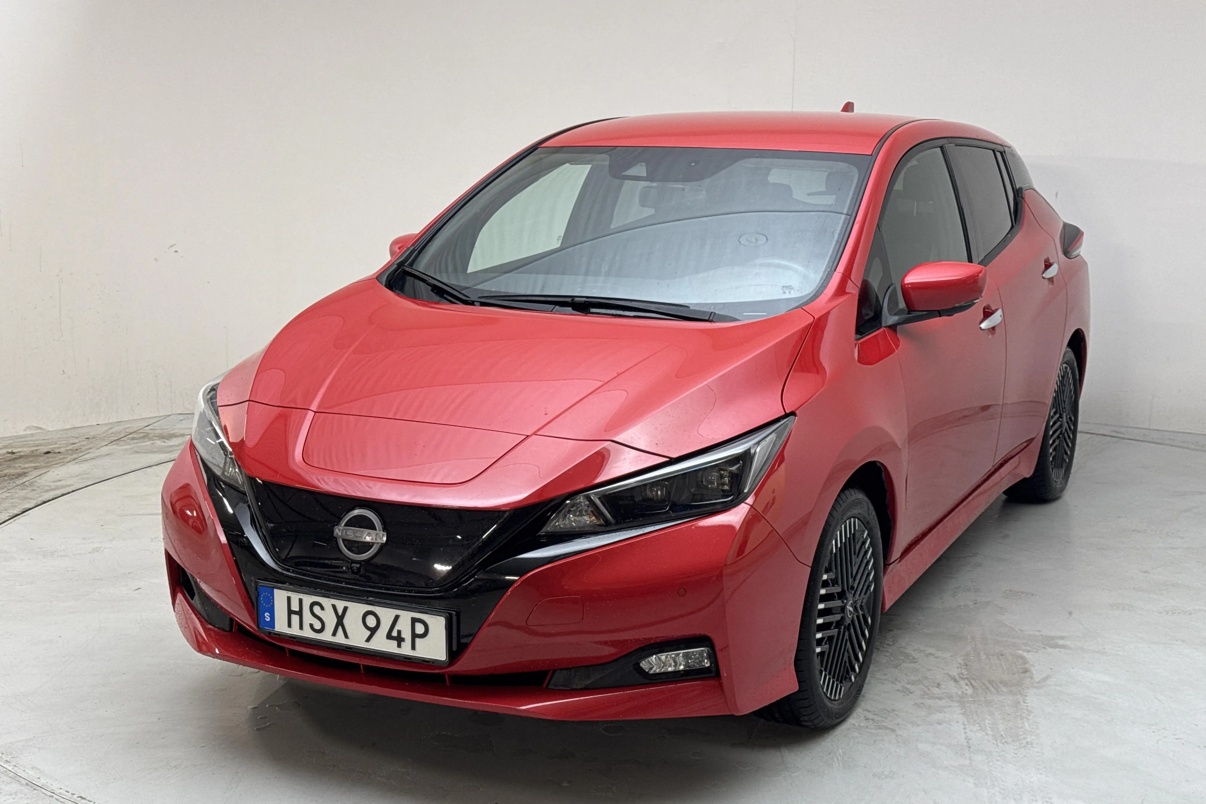 Presentationsfoto 1 av 15: Nissan LEAF 5dr 39kWh (150hk) - 5 499 mil - Automat - röd - 2023