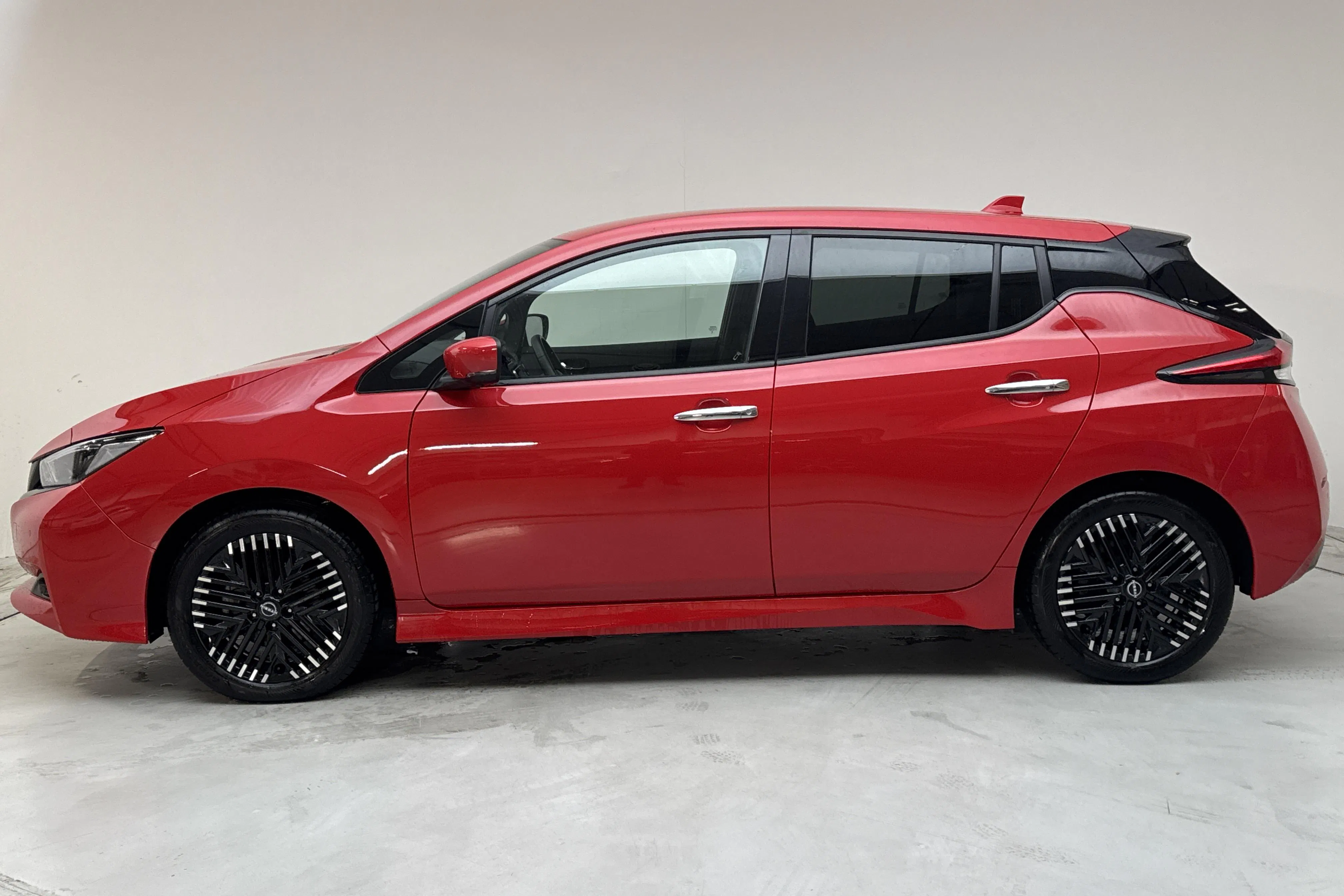 Presentationsfoto 2 av 15: Nissan LEAF 5dr 39kWh (150hk) - 5 499 mil - Automat - röd - 2023