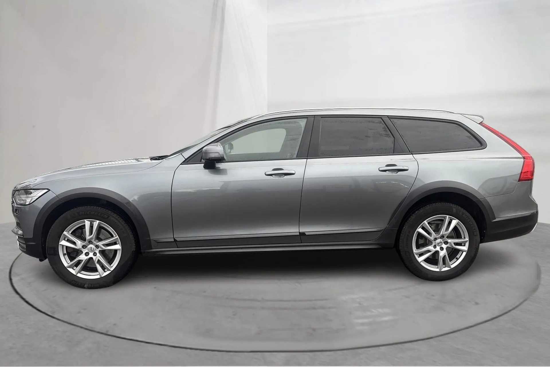 Presentationsfoto 2 av 18: Volvo V90 D4 Cross Country AWD (190hk) - 21 666 mil - Manuell - grå - 2017