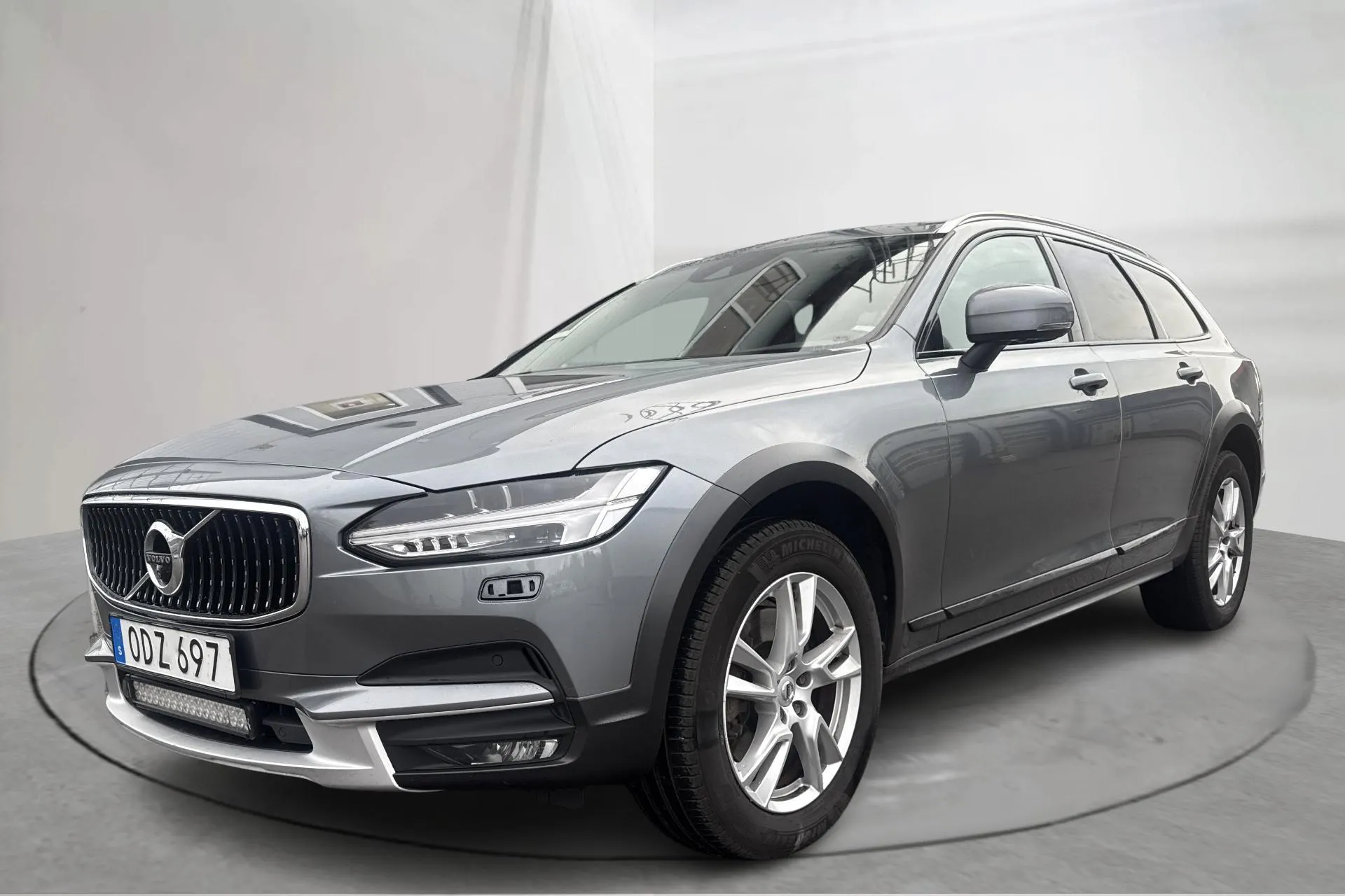 Presentationsfoto 1 av 18: Volvo V90 D4 Cross Country AWD (190hk) - 21 666 mil - Manuell - grå - 2017