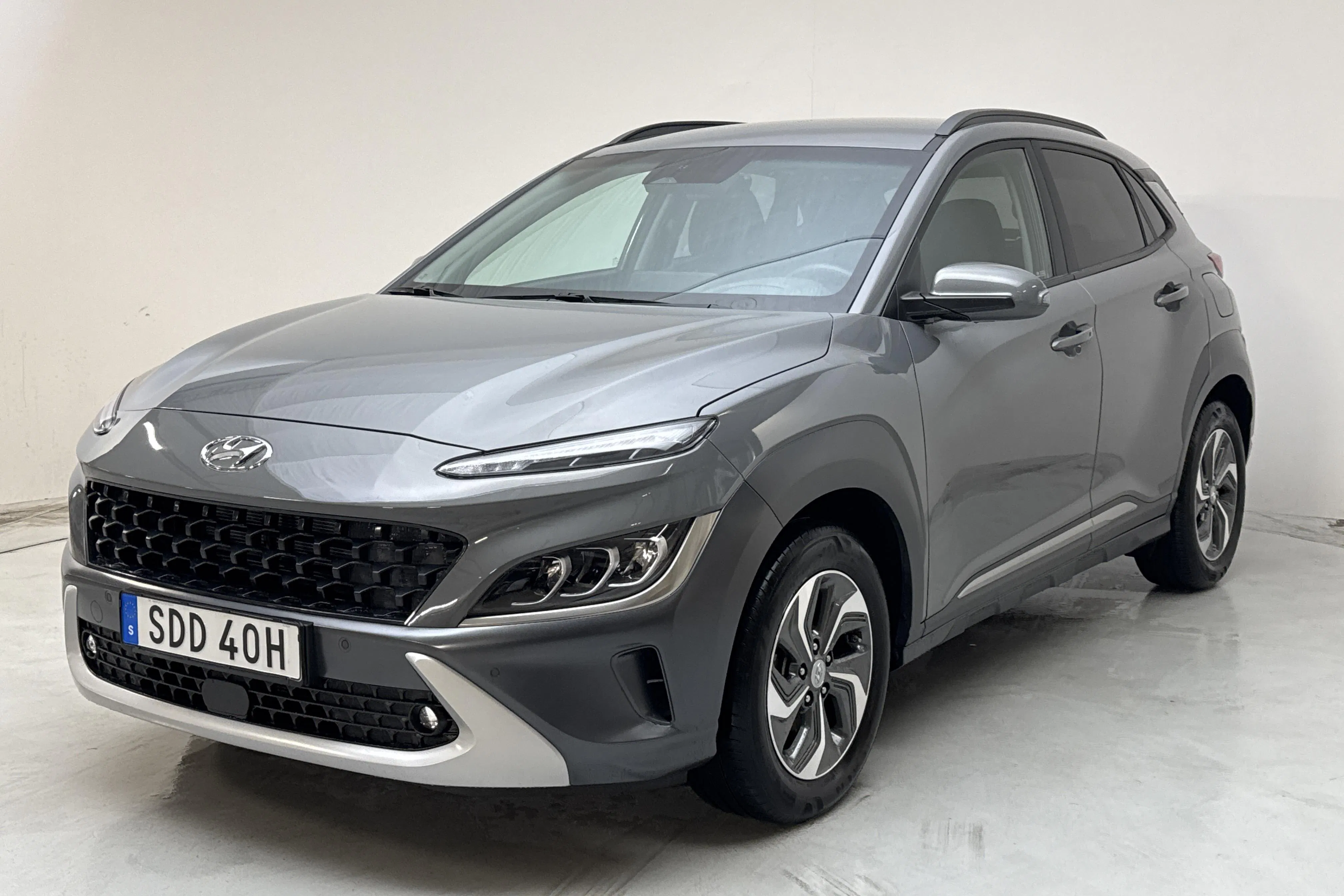 Presentationsfoto 1 av 14: Hyundai Kona 1.6 GDI Hybrid (141hk) - 2 136 mil - Automat - grå - 2023