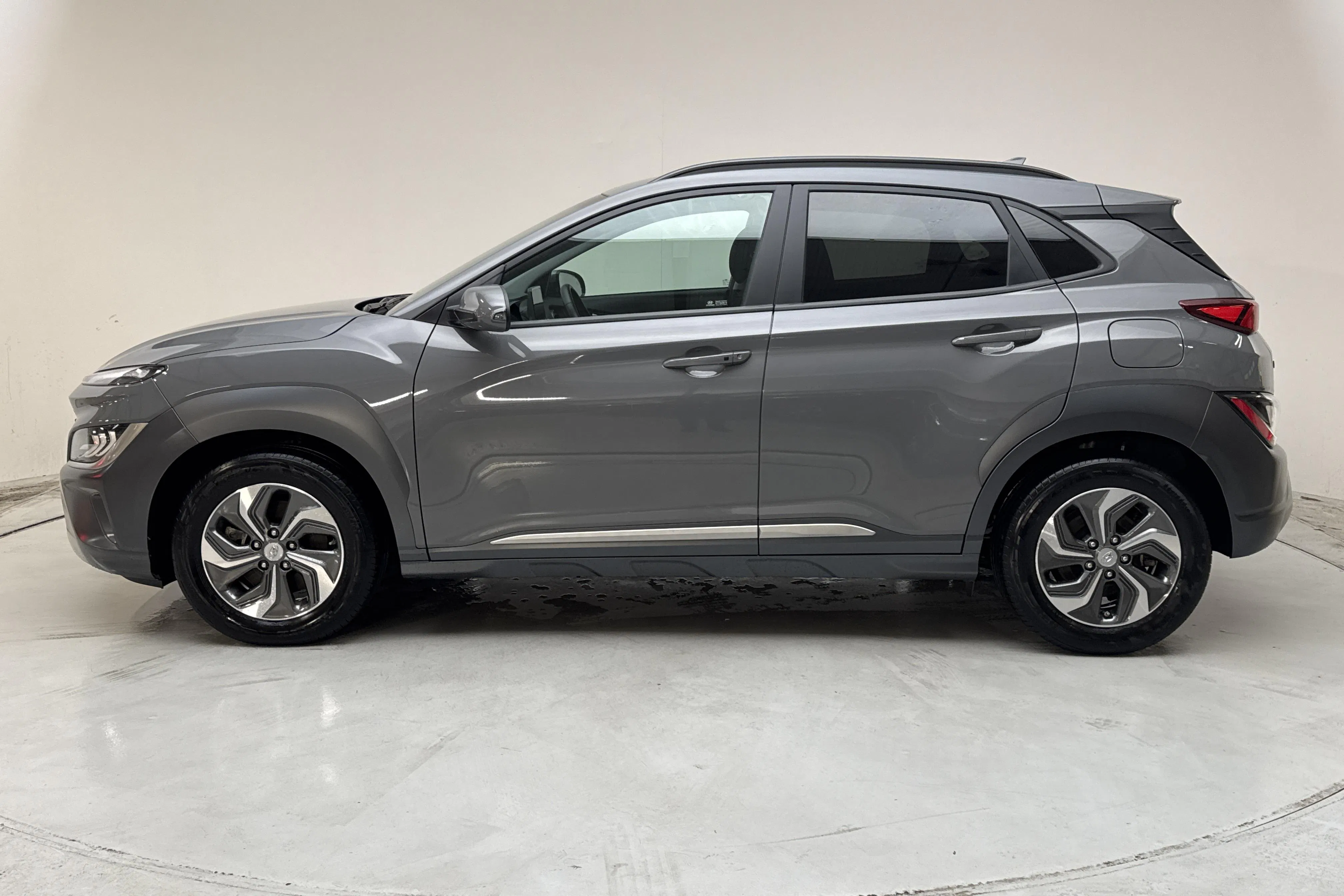 Presentationsfoto 2 av 14: Hyundai Kona 1.6 GDI Hybrid (141hk) - 2 136 mil - Automat - grå - 2023