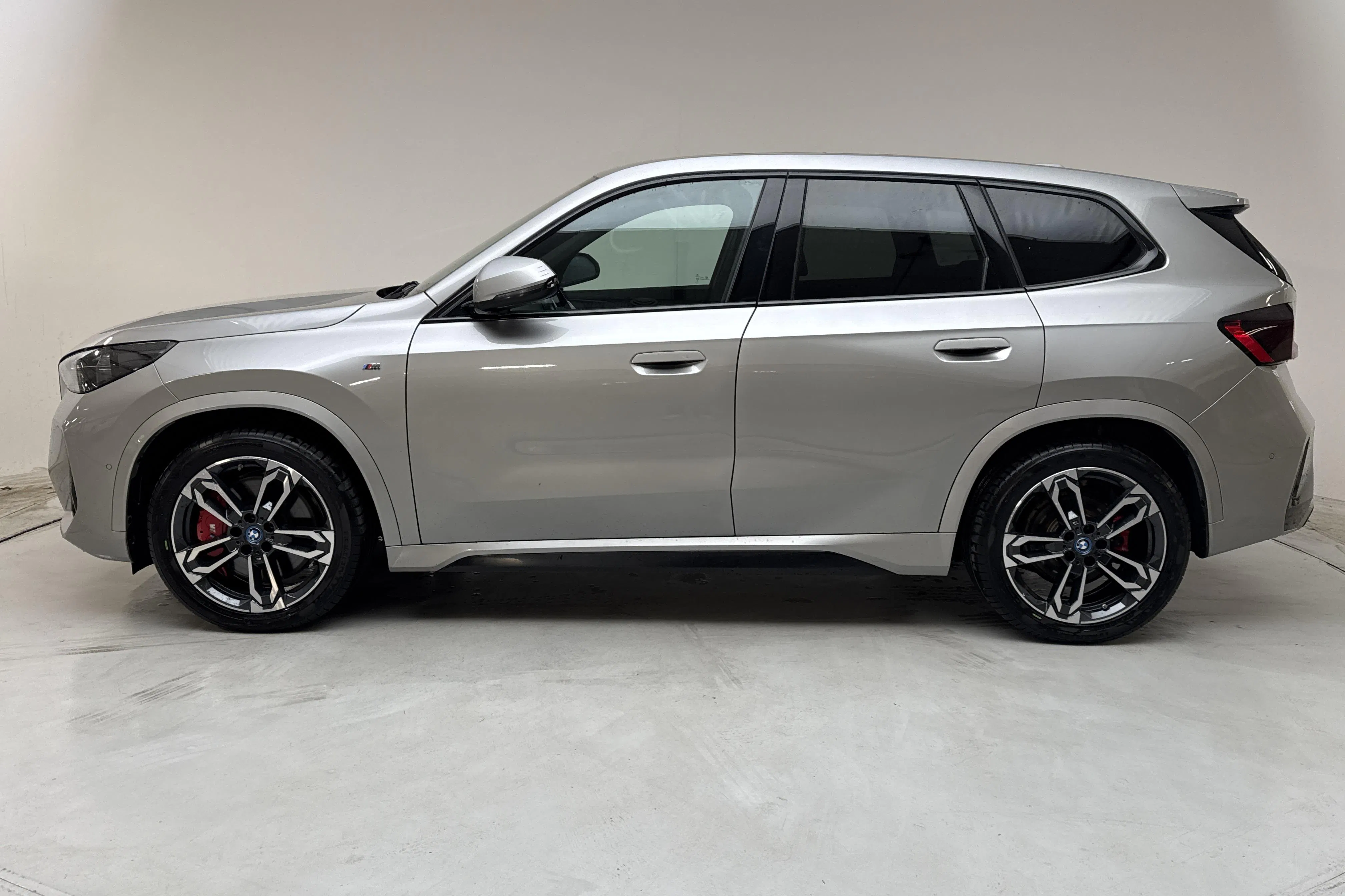 Presentation photo 2 of 18: BMW iX1 xDrive30, U11 (313hk) - 103 700 km - Automatic - gray - 2024