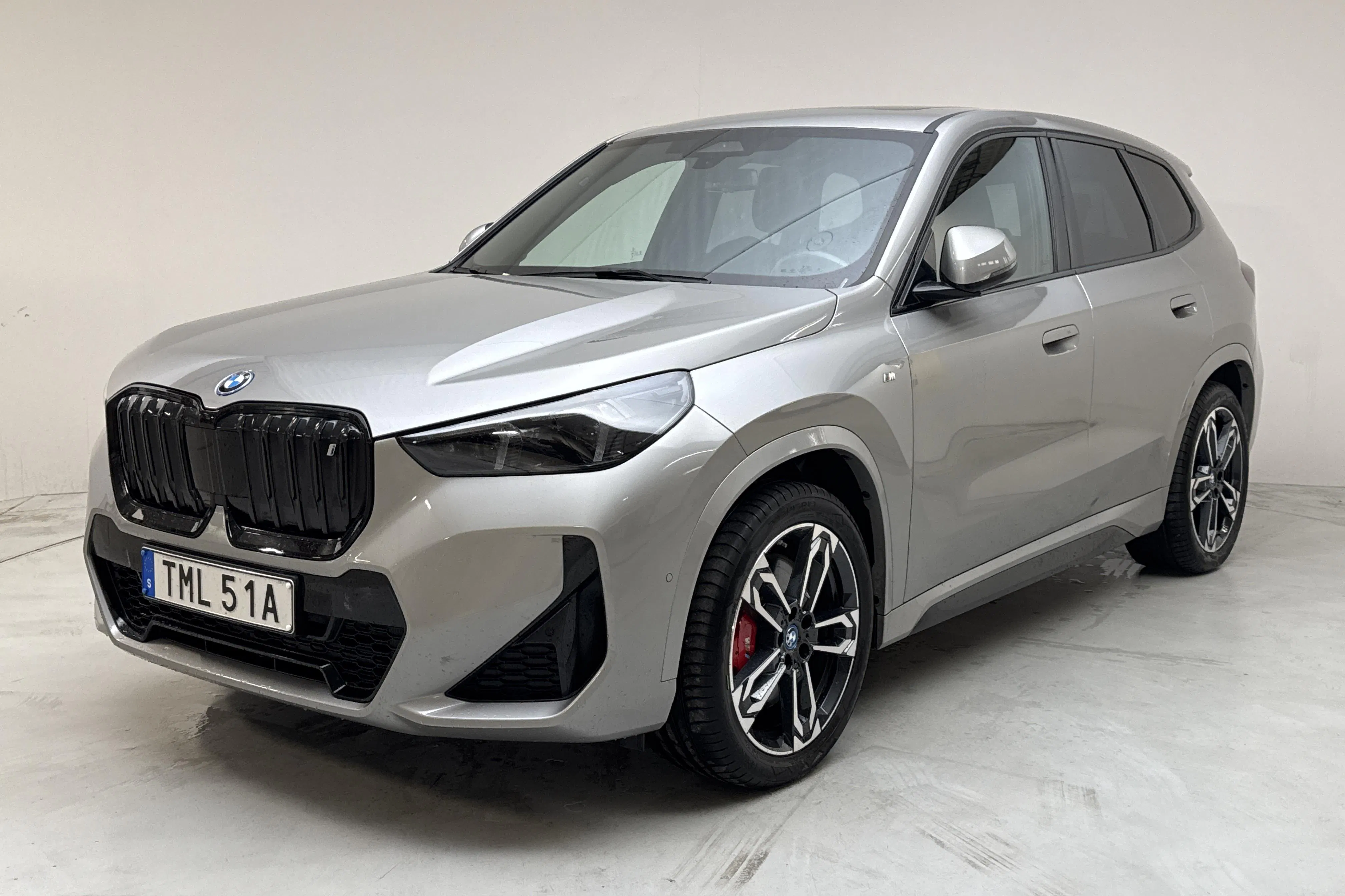 Presentation photo 1 of 18: BMW iX1 xDrive30, U11 (313hk) - 103 700 km - Automatic - gray - 2024