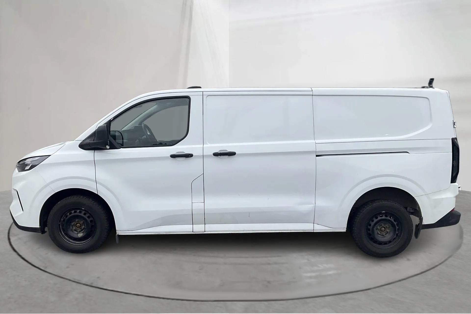 Presentationsfoto 2 av 14: Ford Transit Custom 2.0L EcoBlue AWD (158hk) - 12 643 mil - Automat - vit - 2024