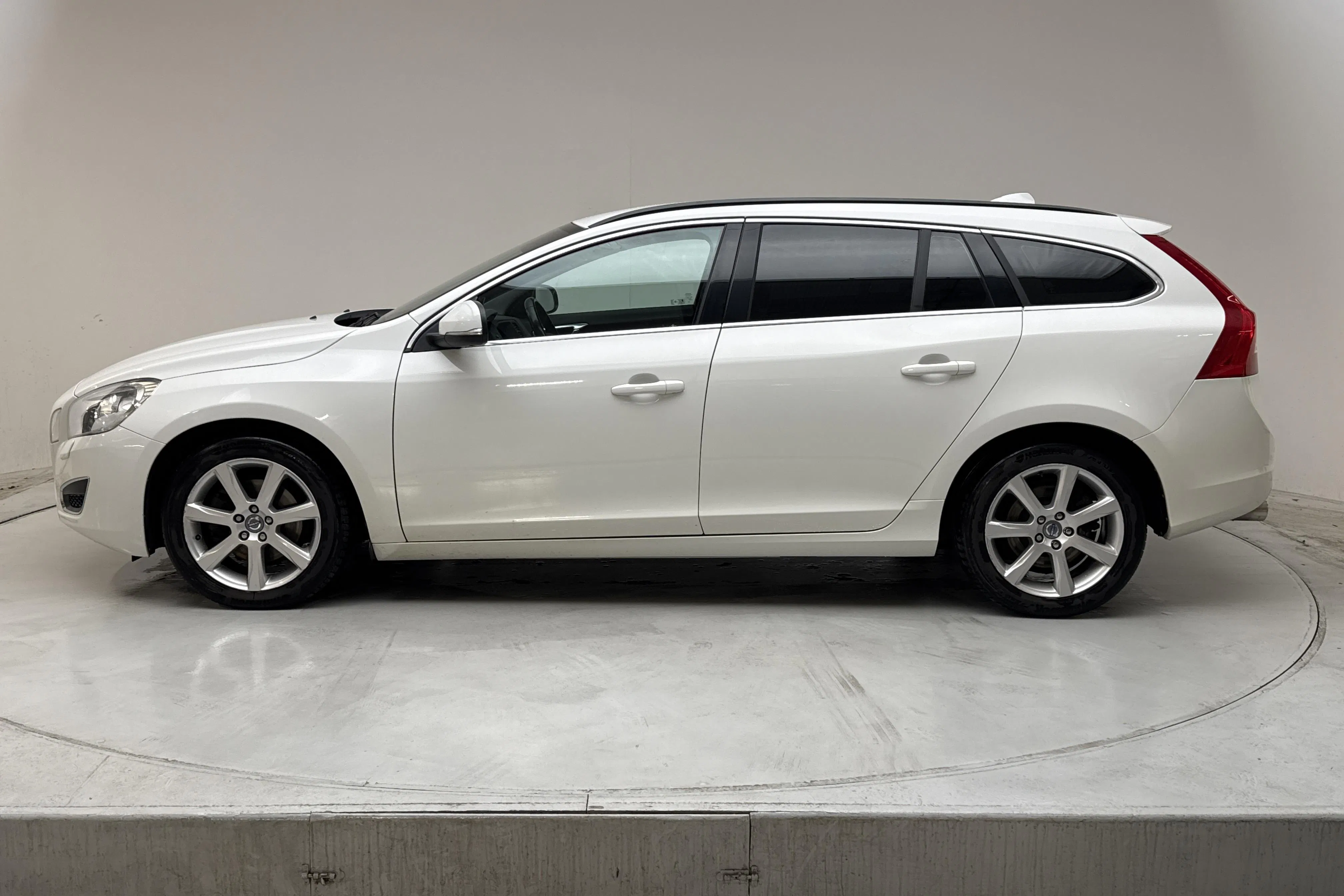 Presentationsfoto 2 av 12: Volvo V60 D2 (115hk) - 20 908 mil - Manuell - vit - 2013