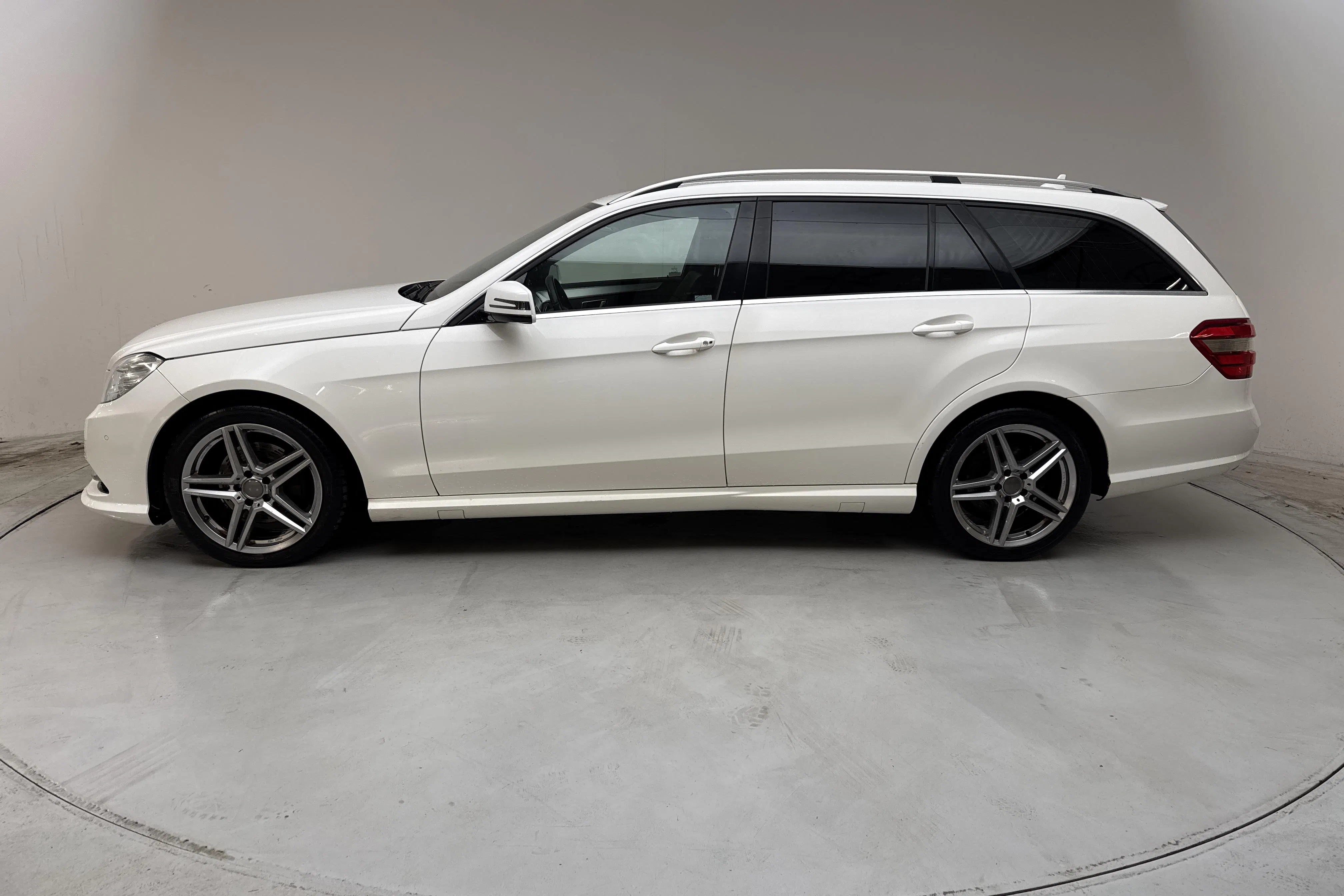 Presentationsfoto 2 av 13: Mercedes E 200 CDI Kombi S212 (136hk) - 27 973 mil - Automat - vit - 2013