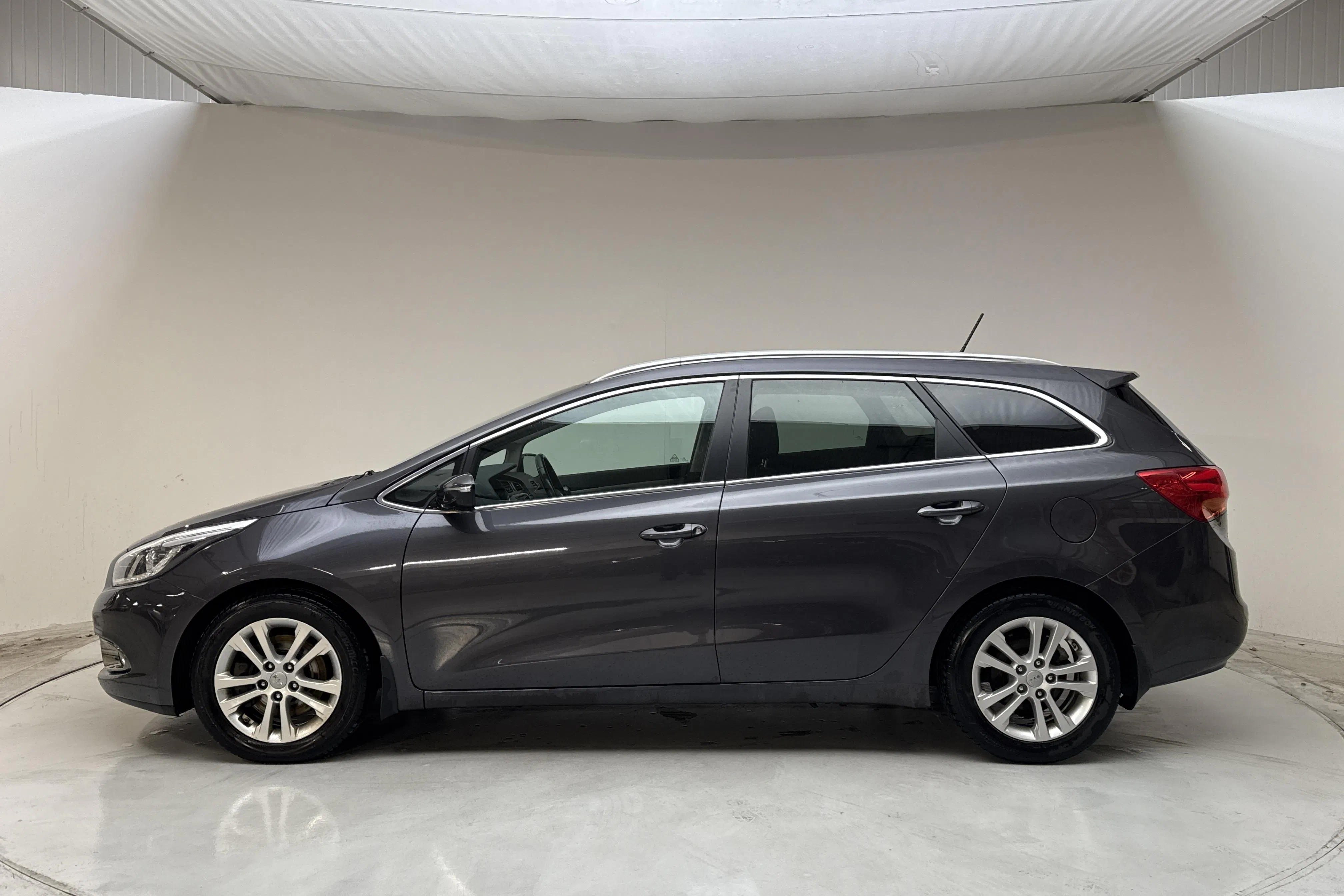 Presentationsfoto 2 av 15: KIA Cee'd 1.6 CRDi SW (128hk) - 11 265 mil - Manuell - grå - 2015