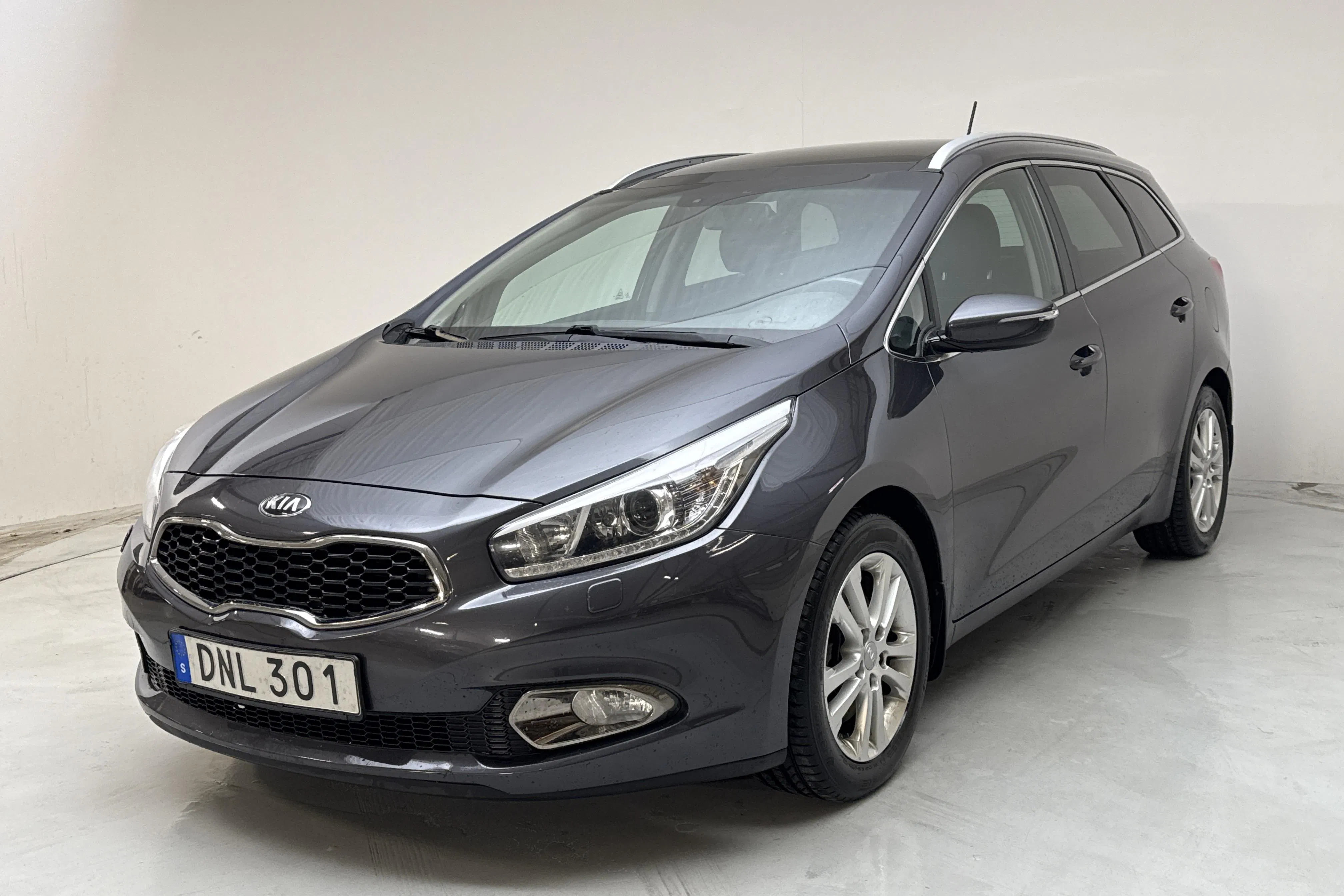 Presentationsfoto 1 av 15: KIA Cee'd 1.6 CRDi SW (128hk) - 11 265 mil - Manuell - grå - 2015