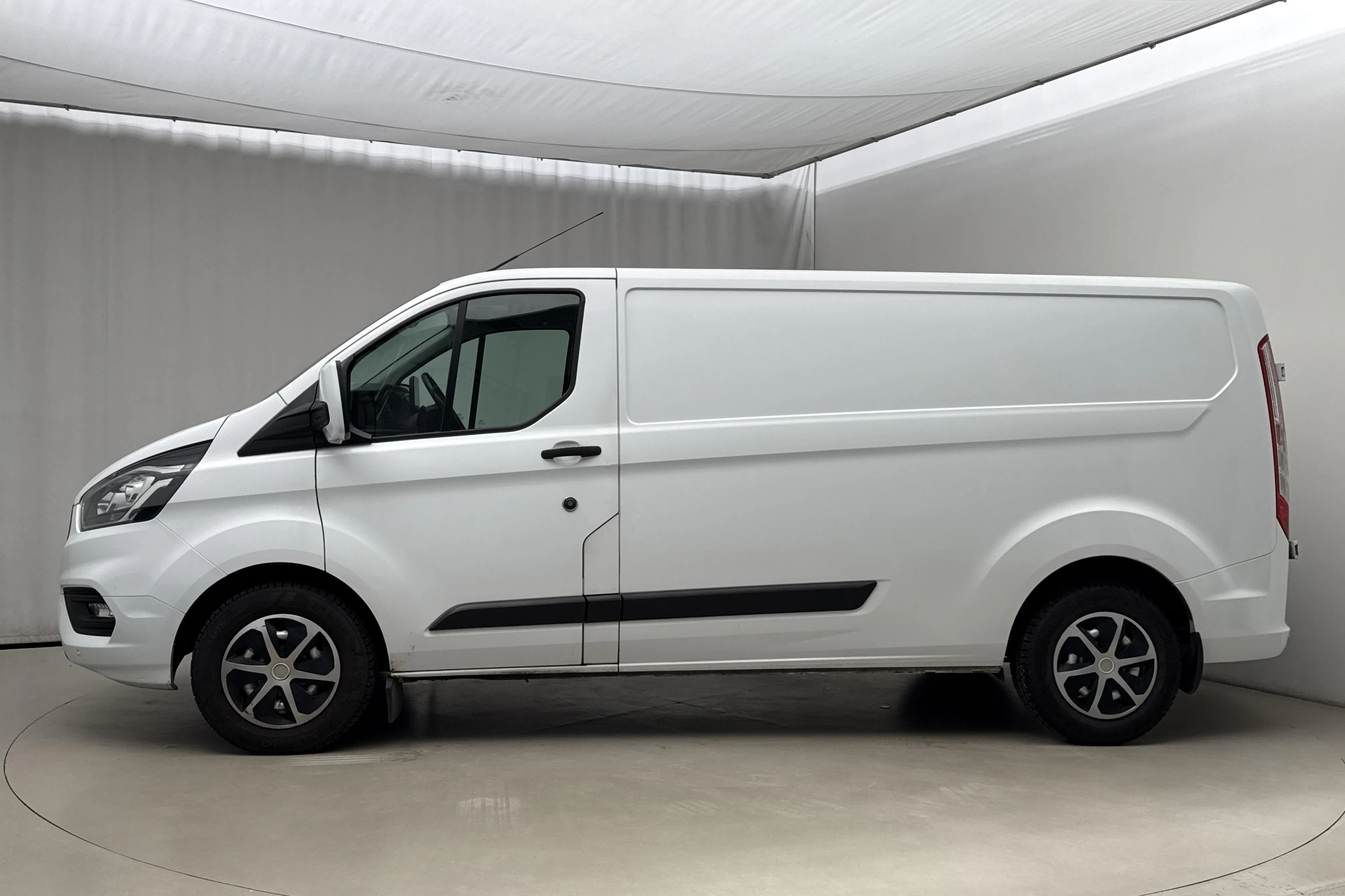 Presentationsfoto 2 av 18: Ford Transit Custom 300 (130hk) - 13 705 mil - Automat - vit - 2021