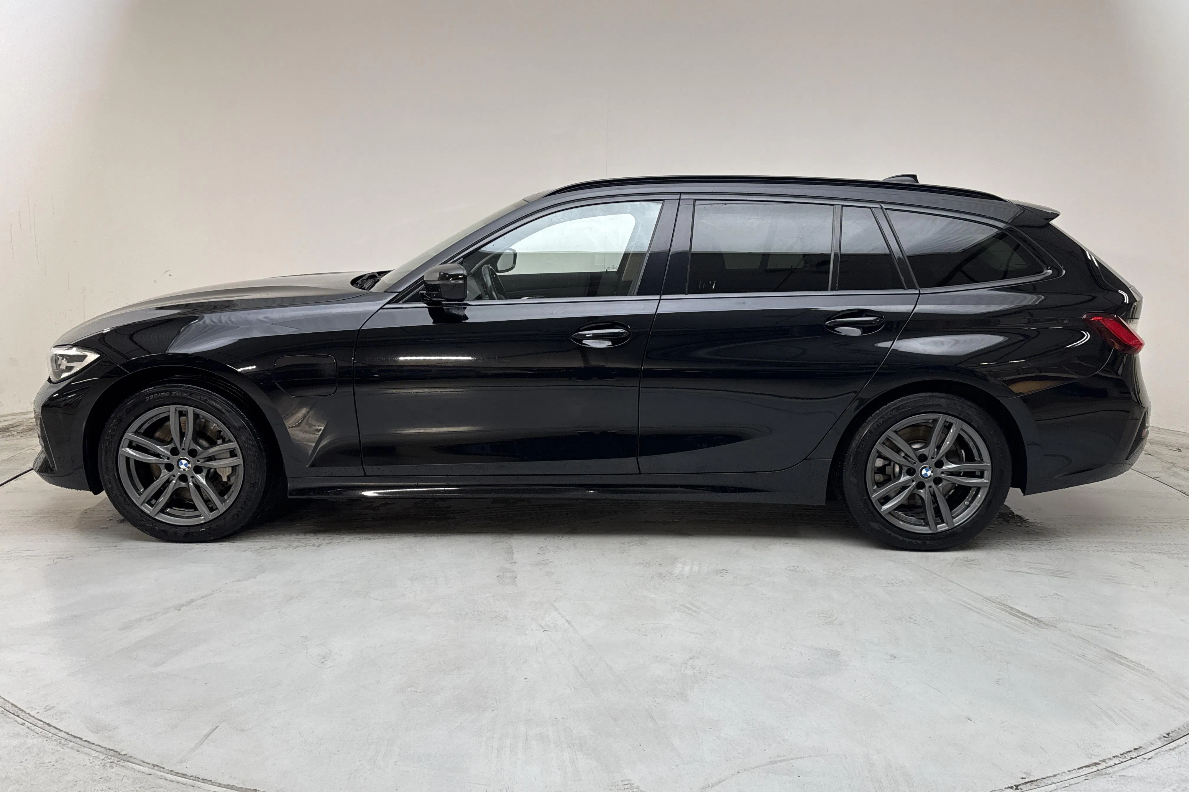 Presentation photo 2 of 15: BMW 330e xDrive Touring, G21 (292hk) - 68 600 km - Automatic - black - 2021