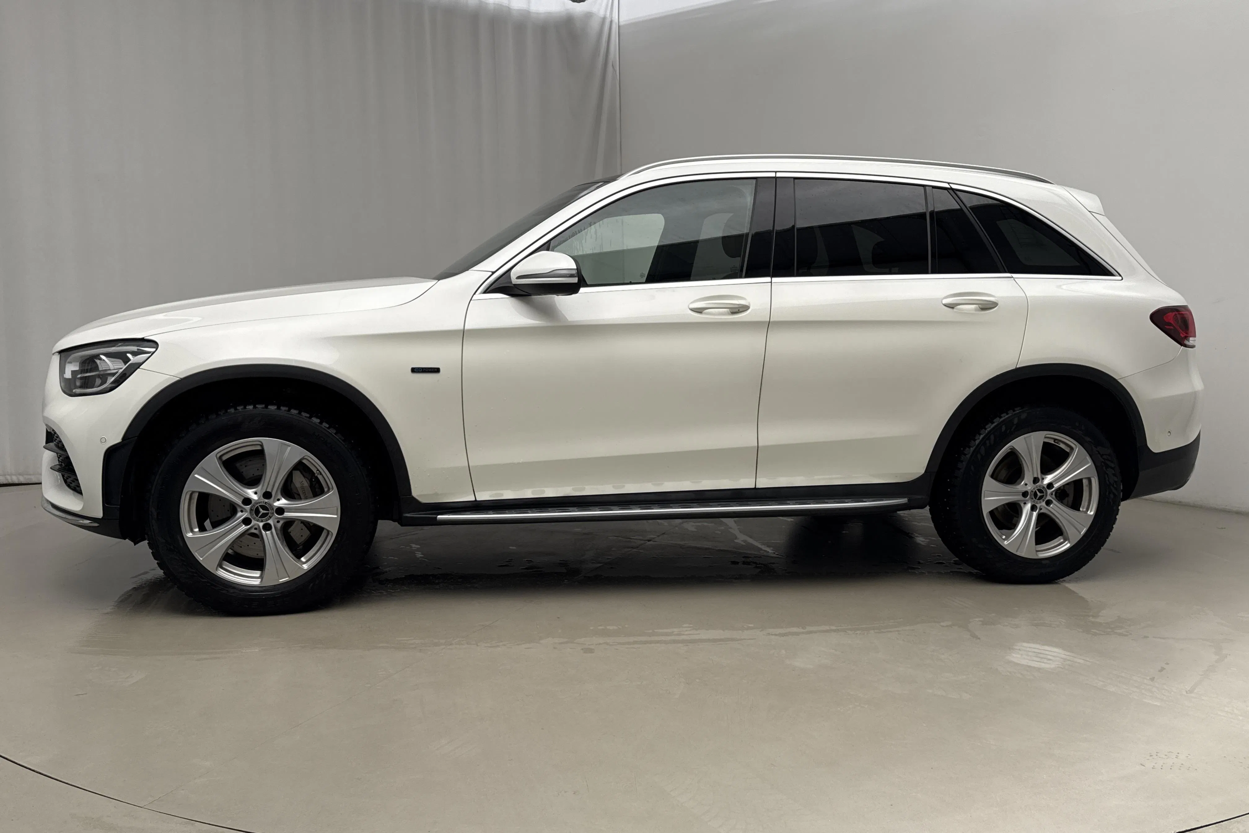Presentationsfoto 2 av 21: Mercedes GLC 300 e 4MATIC X253 (333hk) - 11 317 mil - Automat - vit - 2021