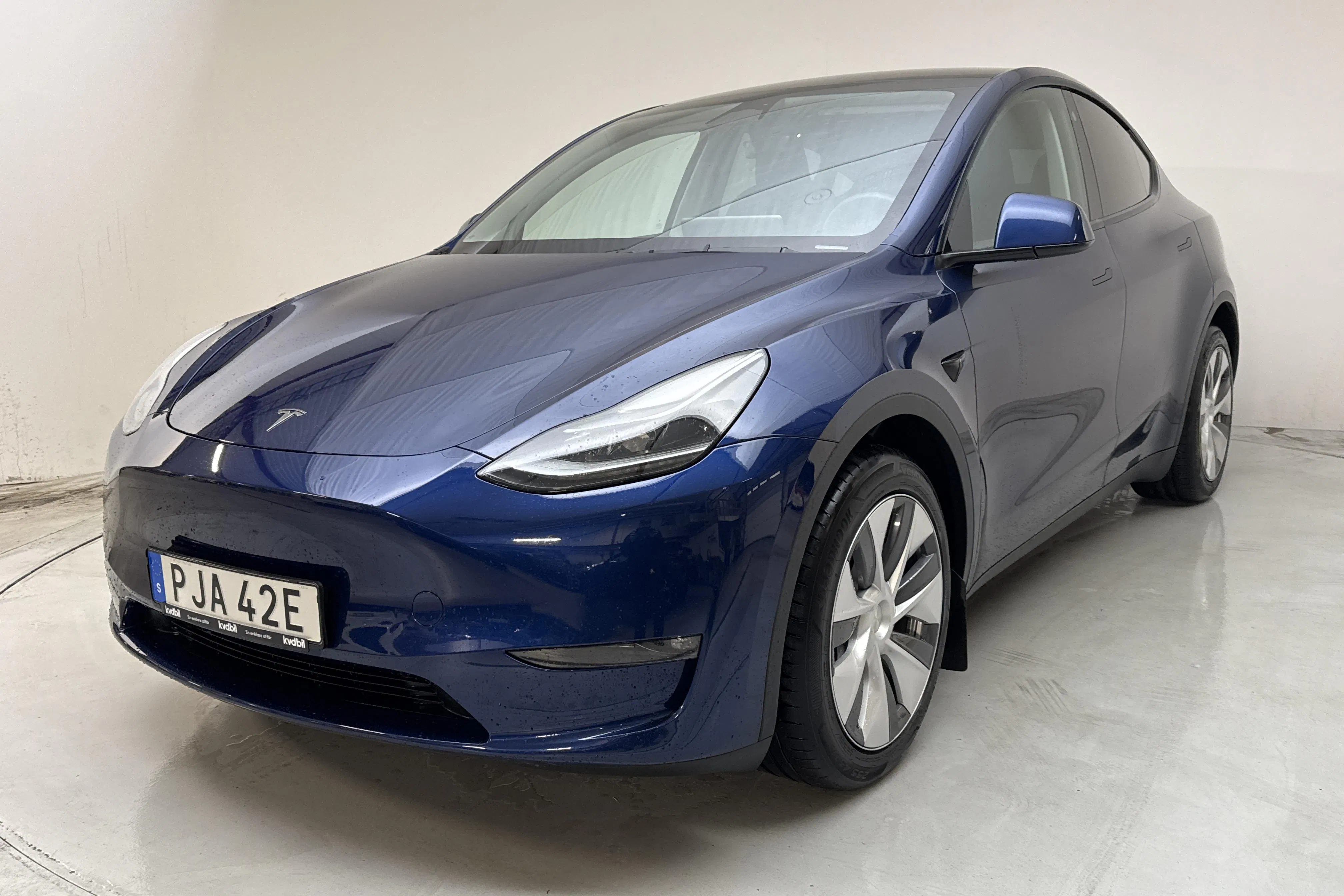 Presentationsfoto 1 av 20: Tesla Model Y Long Range Dual Motor AWD - 8 335 mil - Automat - blå - 2023