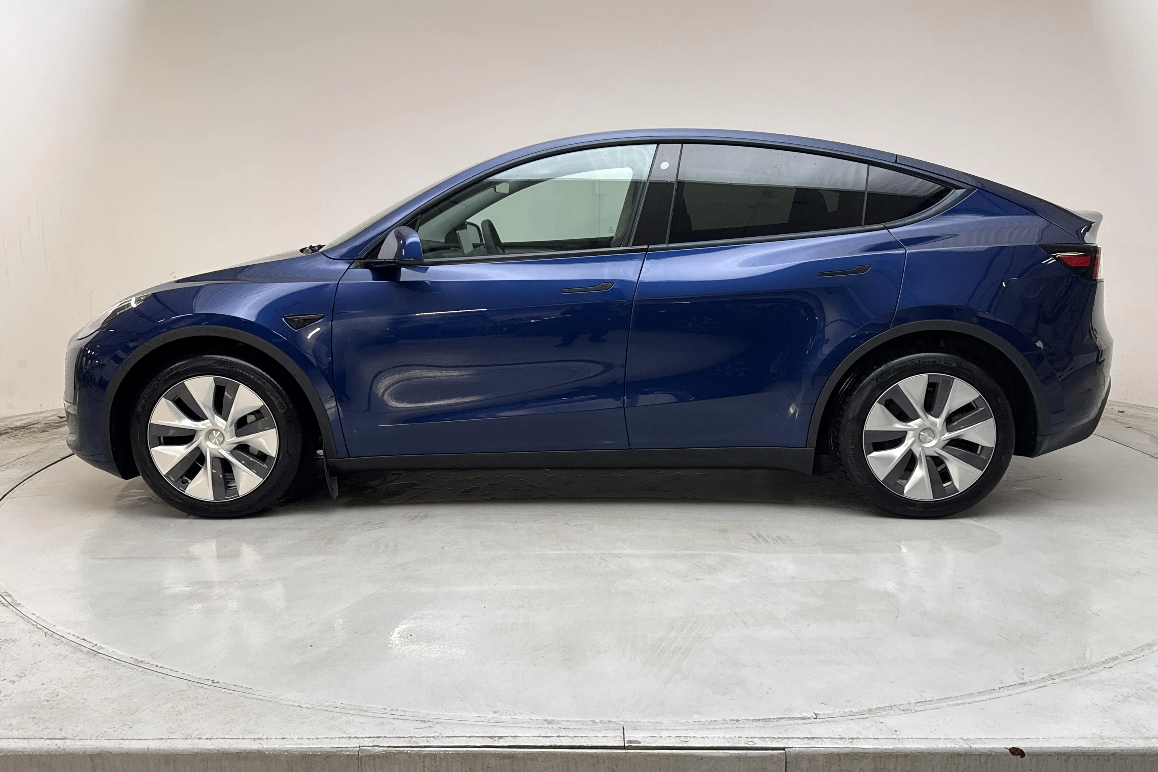 Presentationsfoto 2 av 20: Tesla Model Y Long Range Dual Motor AWD - 8 335 mil - Automat - blå - 2023