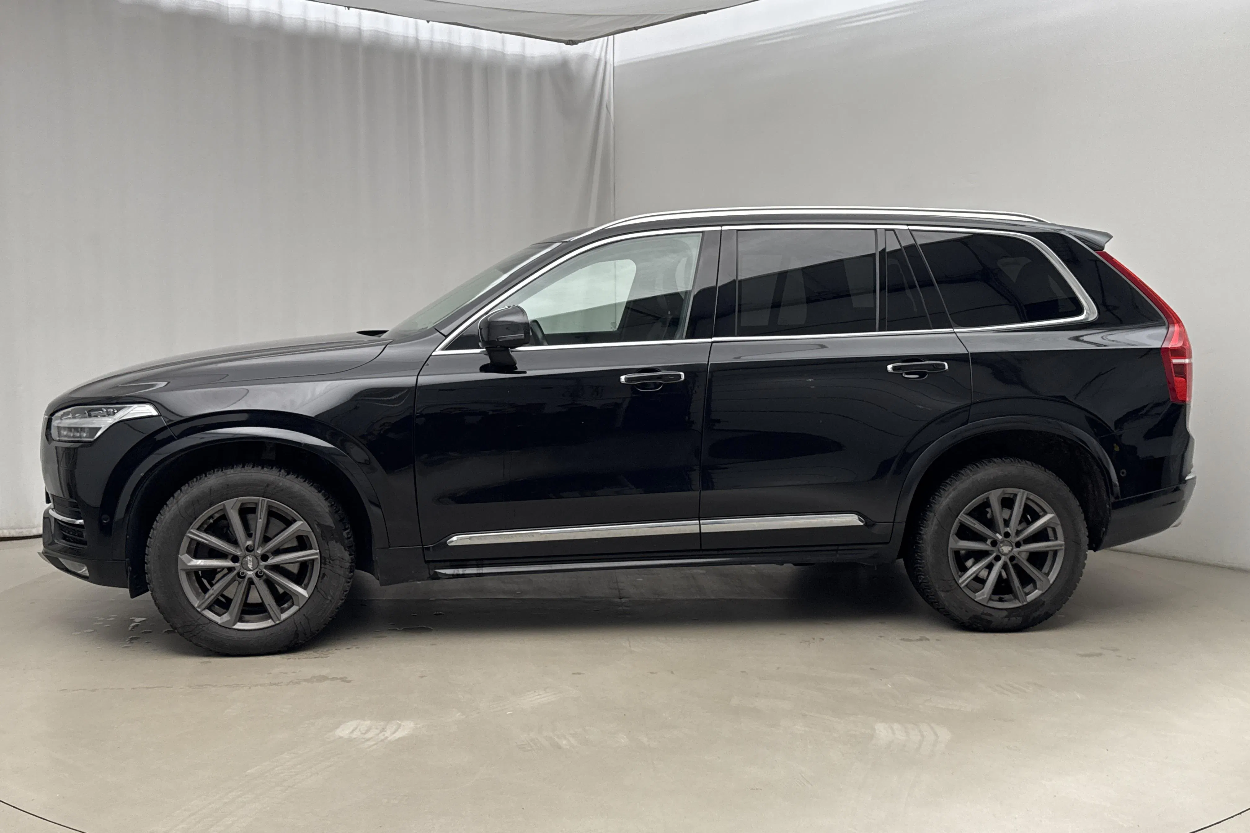 Presentationsfoto 2 av 23: Volvo XC90 D5 AWD (225hk) - 17 554 mil - Automat - svart - 2016