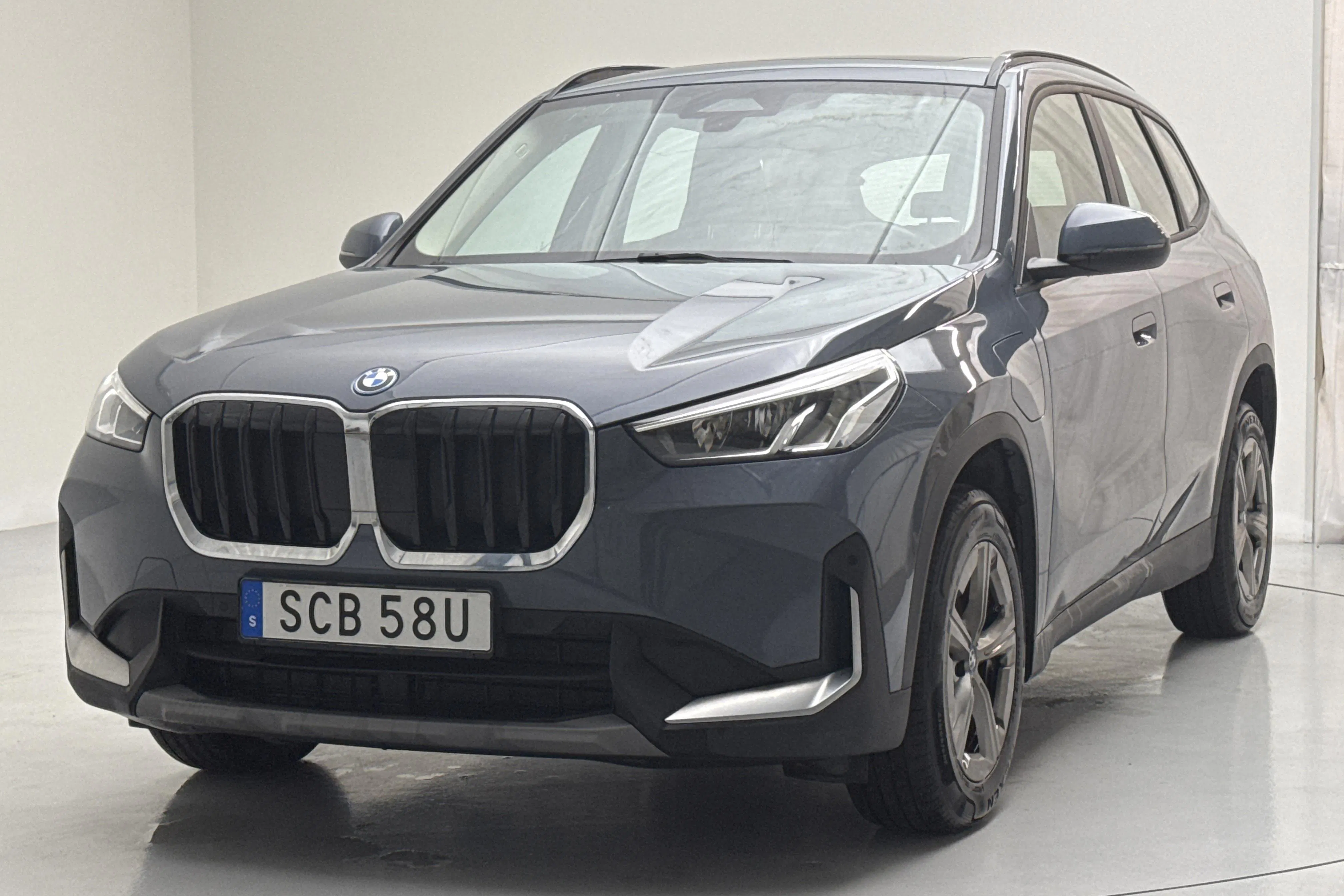 Presentationsfoto 1 av 17: BMW X1 xDrive25e, U11 (245hk) - 6 388 mil - Automat - grå - 2023
