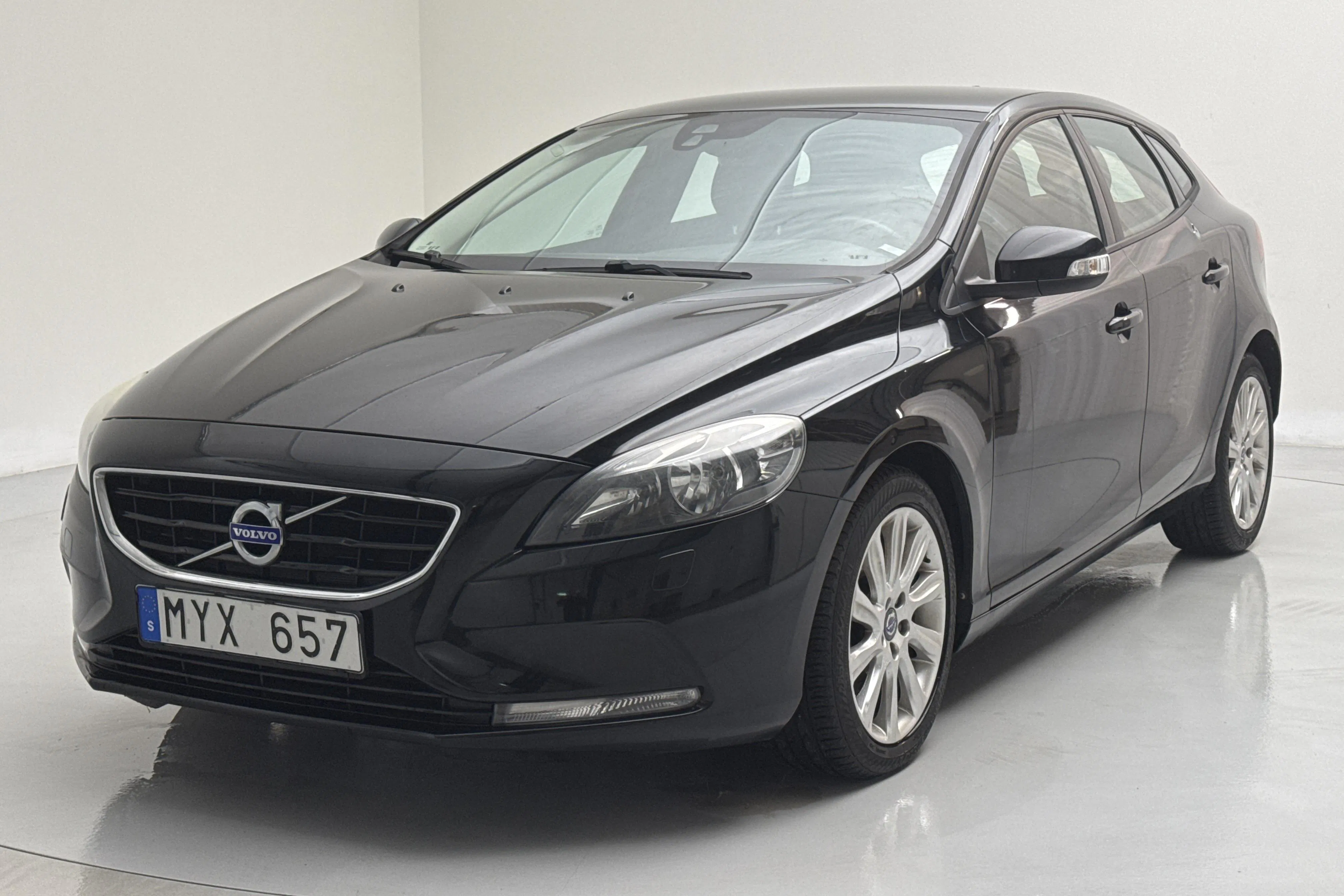 Presentationsfoto 1 av 13: Volvo V40 T3 (150hk) - 21 095 mil - Manuell - svart - 2013