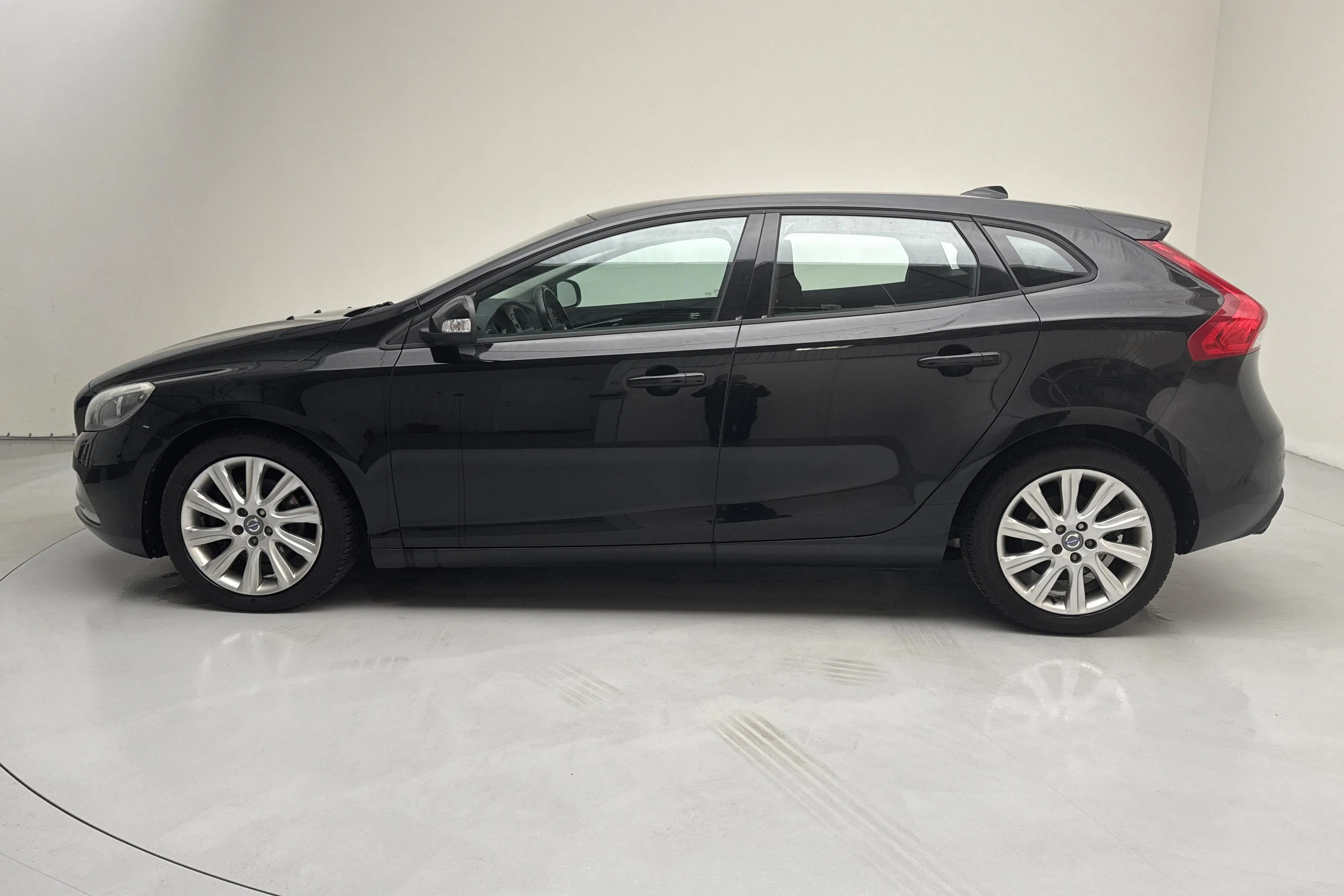 Presentationsfoto 2 av 13: Volvo V40 T3 (150hk) - 21 095 mil - Manuell - svart - 2013