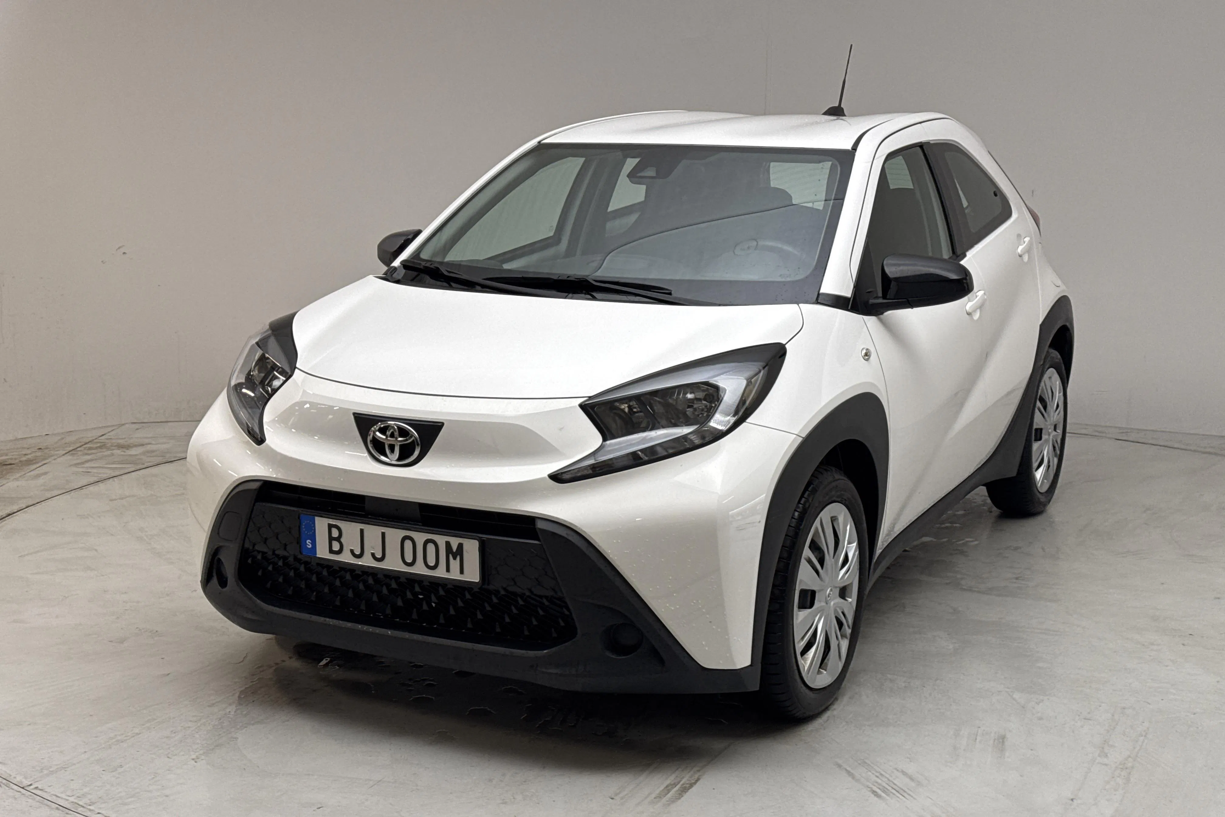 Presentation photo 1 of 13: Toyota Aygo X 1.0 5dr (72hk) - 8 210 km - Manual - white - 2023