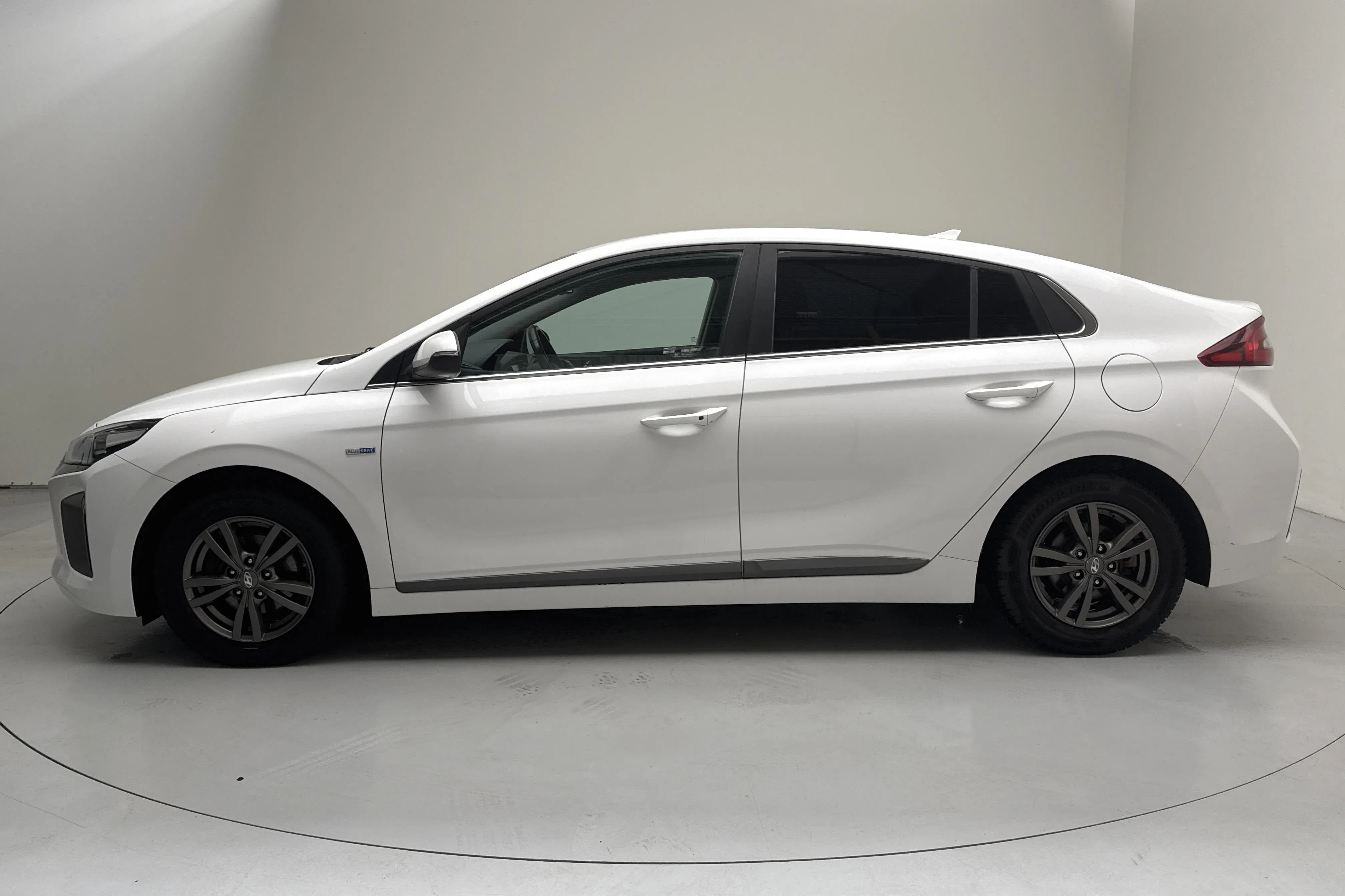 Presentationsfoto 2 av 15: Hyundai IONIQ Hybrid (141hk) - 22 824 mil - Automat - vit - 2017