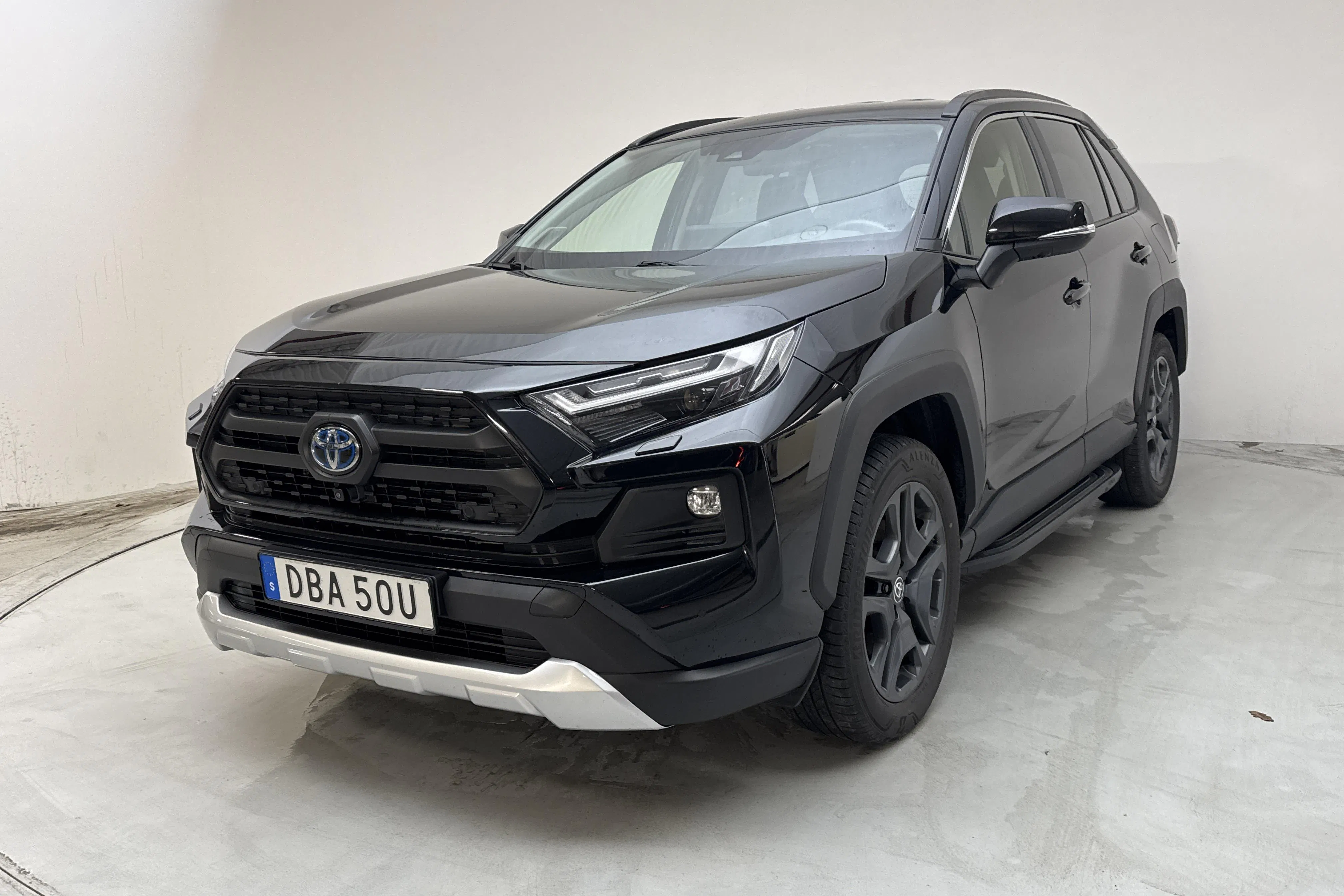 Presentationsfoto 1 av 14: Toyota RAV4 2.5 HSD AWD (222hk) - 5 722 mil - Automat - svart - 2023