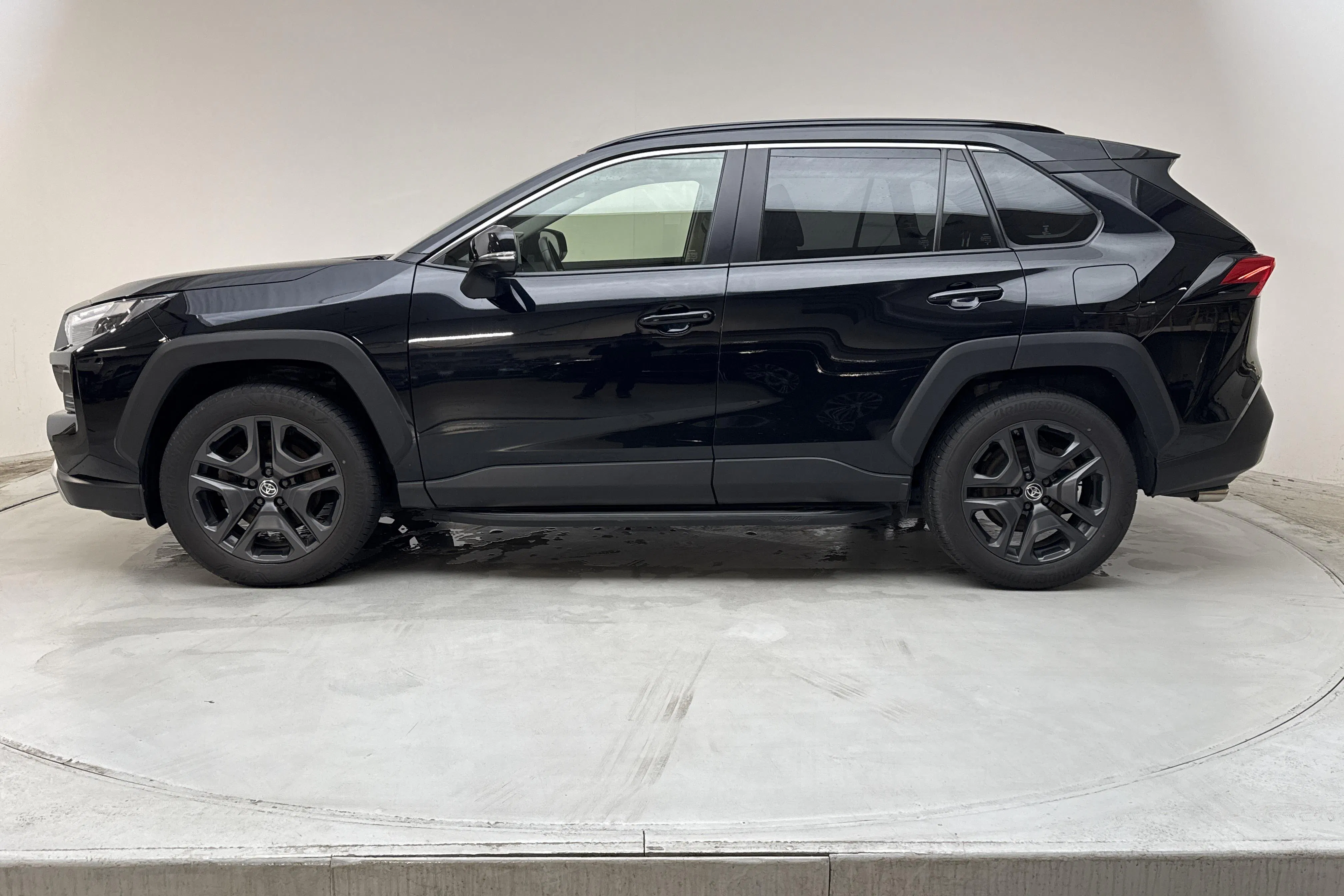 Presentationsfoto 2 av 14: Toyota RAV4 2.5 HSD AWD (222hk) - 5 722 mil - Automat - svart - 2023