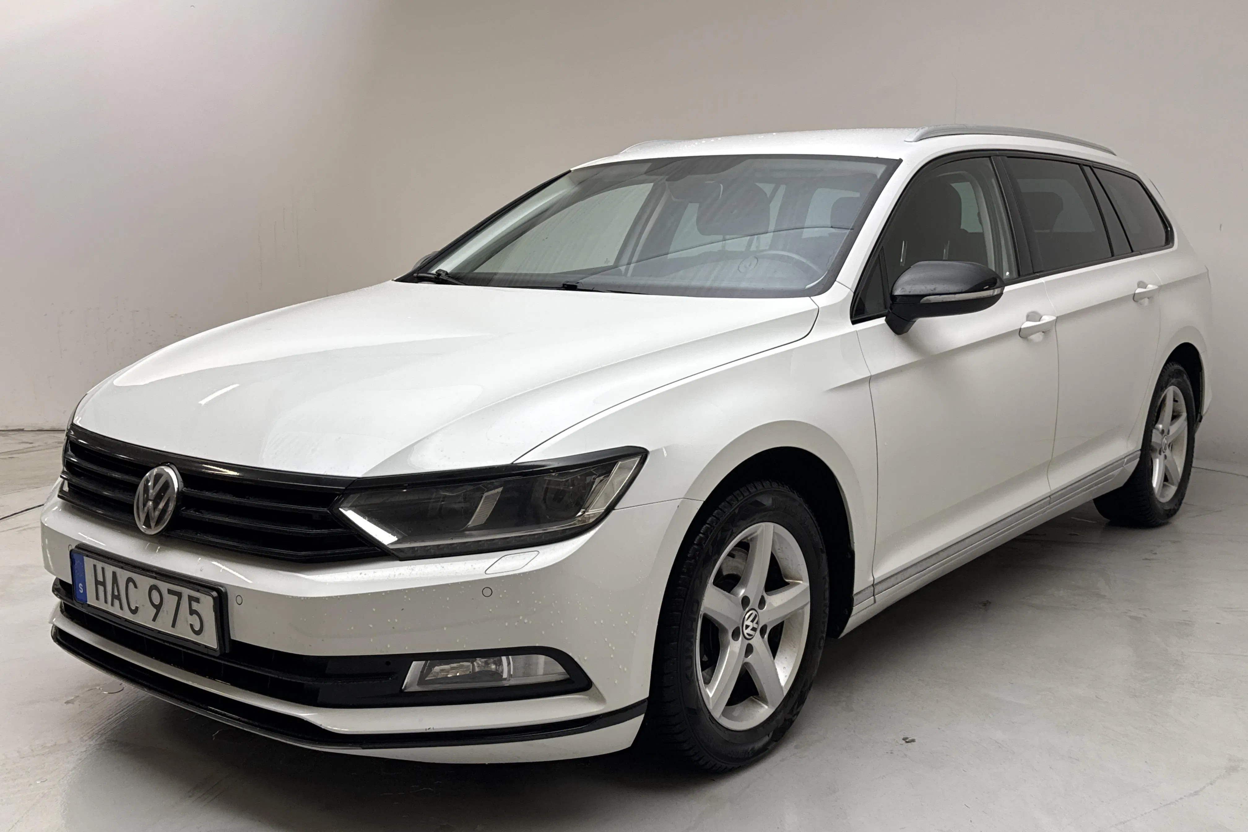 Presentation photo 1 of 12: VW Passat 2.0 TDI Sportscombi (190hk) - 210 240 km - Automatic - white - 2016