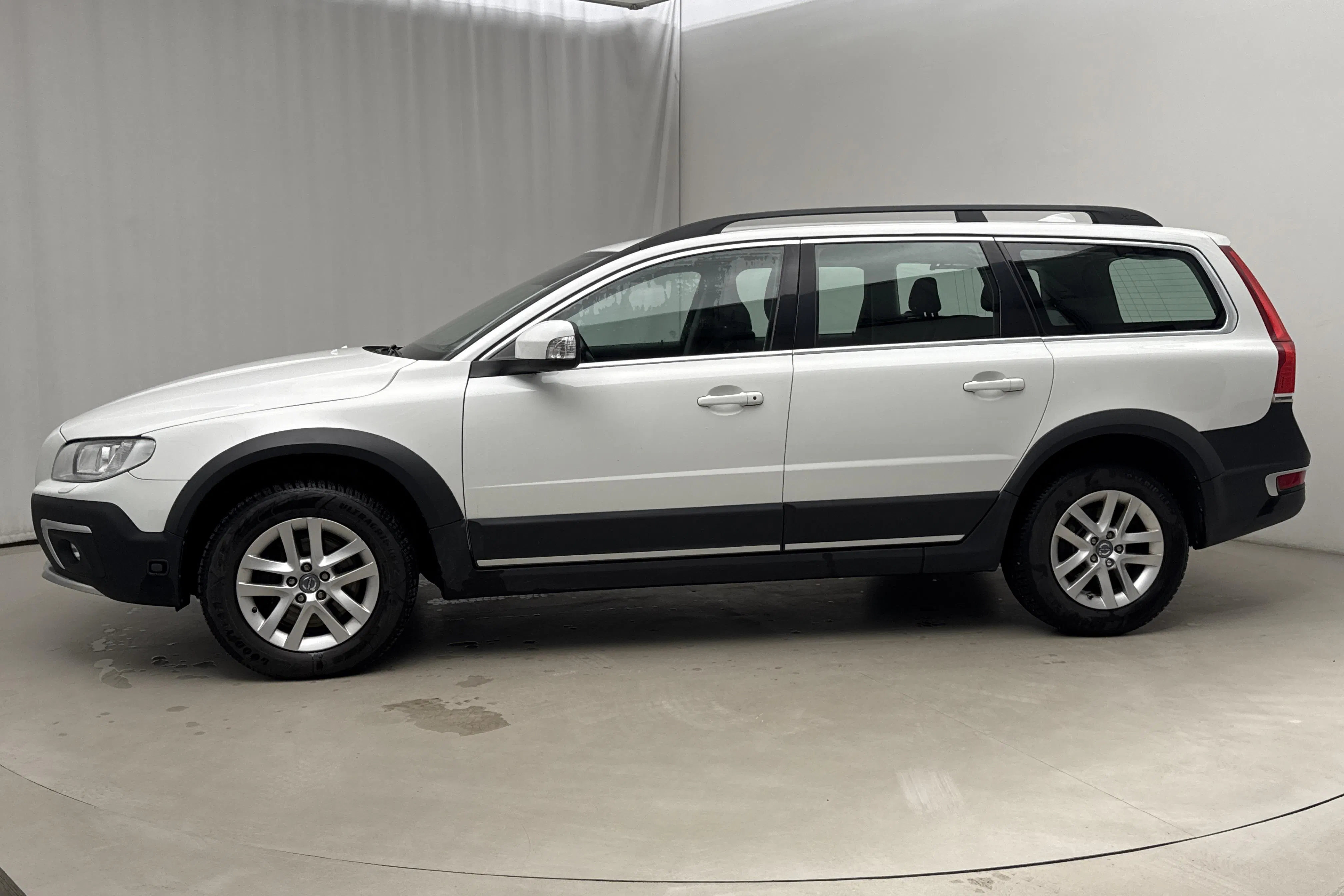 Presentationsfoto 2 av 16: Volvo XC70 II D4 AWD (181hk) - 17 547 mil - Automat - vit - 2015
