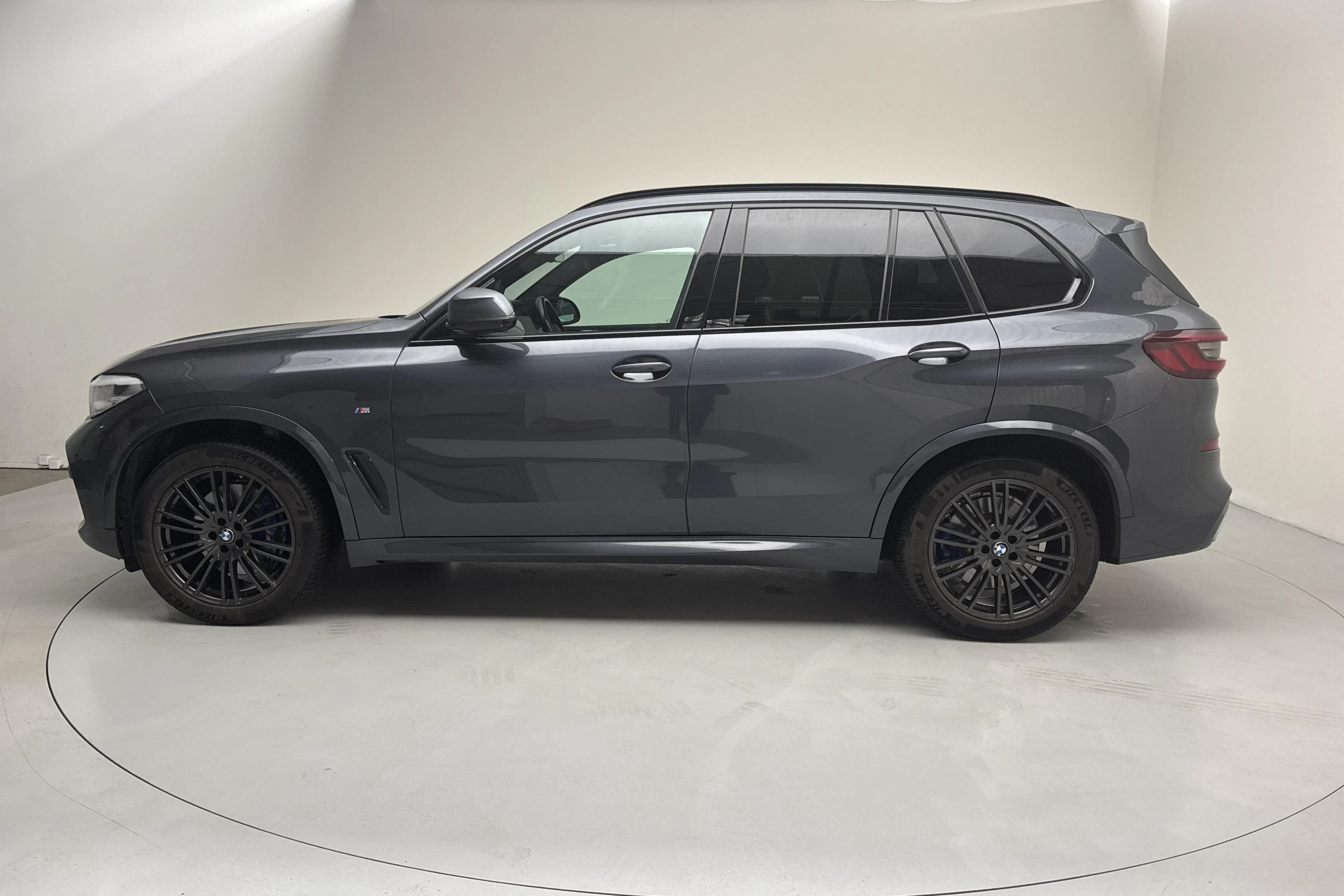 Presentationsfoto 2 av 26: BMW X5 xDrive30d, G05 (286hk+11hk) - 13 404 mil - Automat - grå - 2021