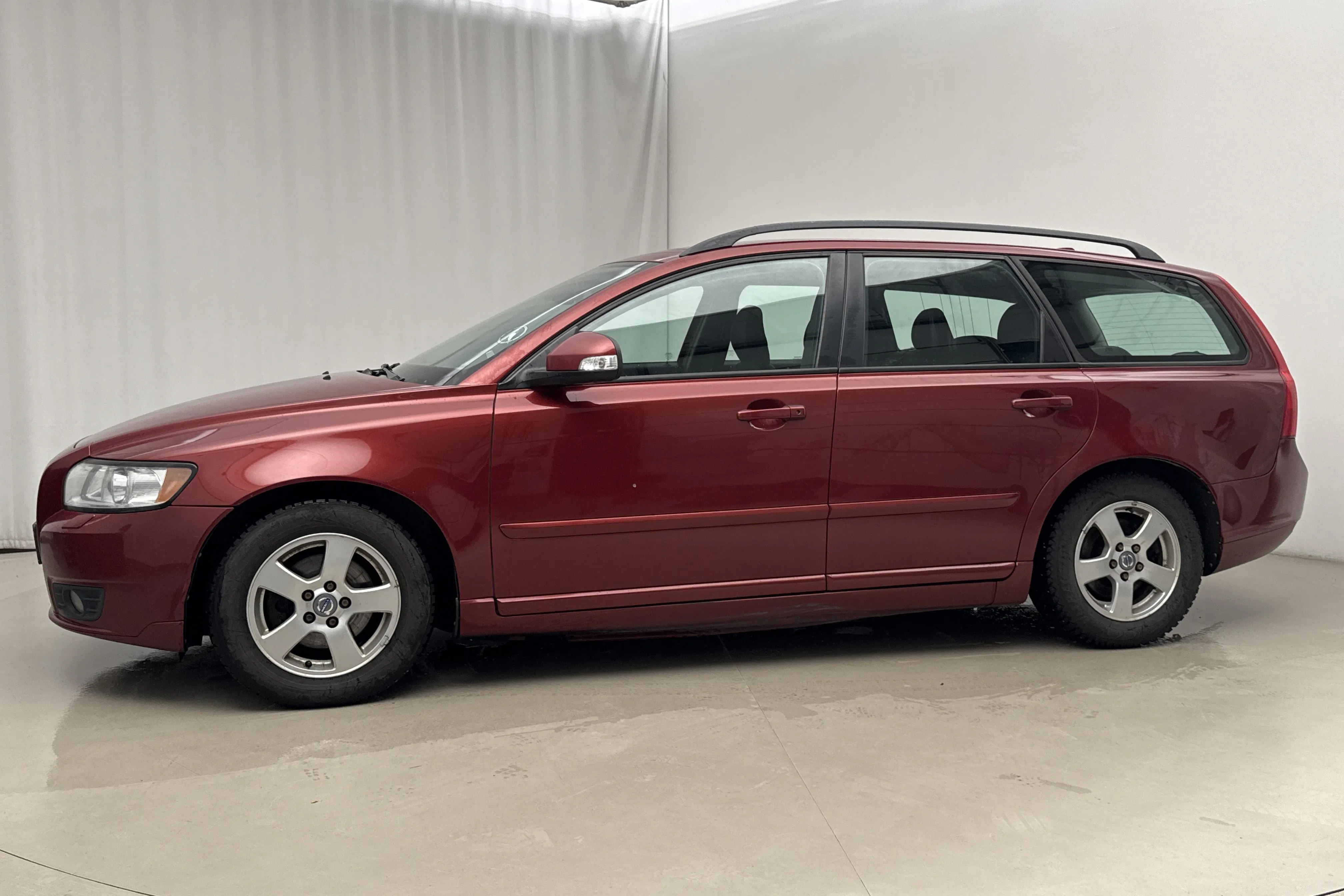 Presentationsfoto 2 av 16: Volvo V50 D2 (115hk) - 26 536 mil - Manuell - röd - 2011