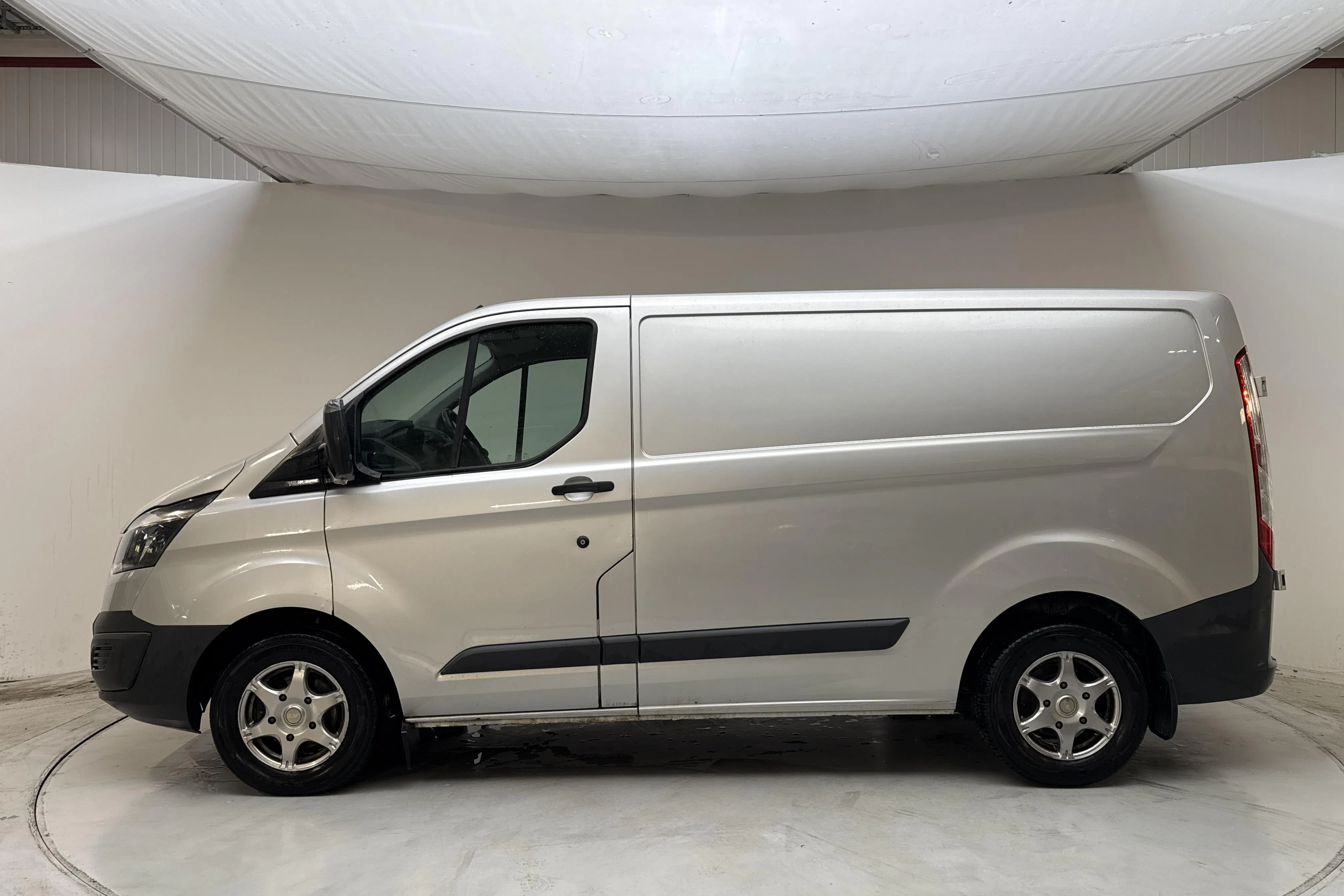 Presentationsfoto 2 av 13: Ford Transit Custom 270 (100hk) - 21 717 mil - Manuell - grå - 2015