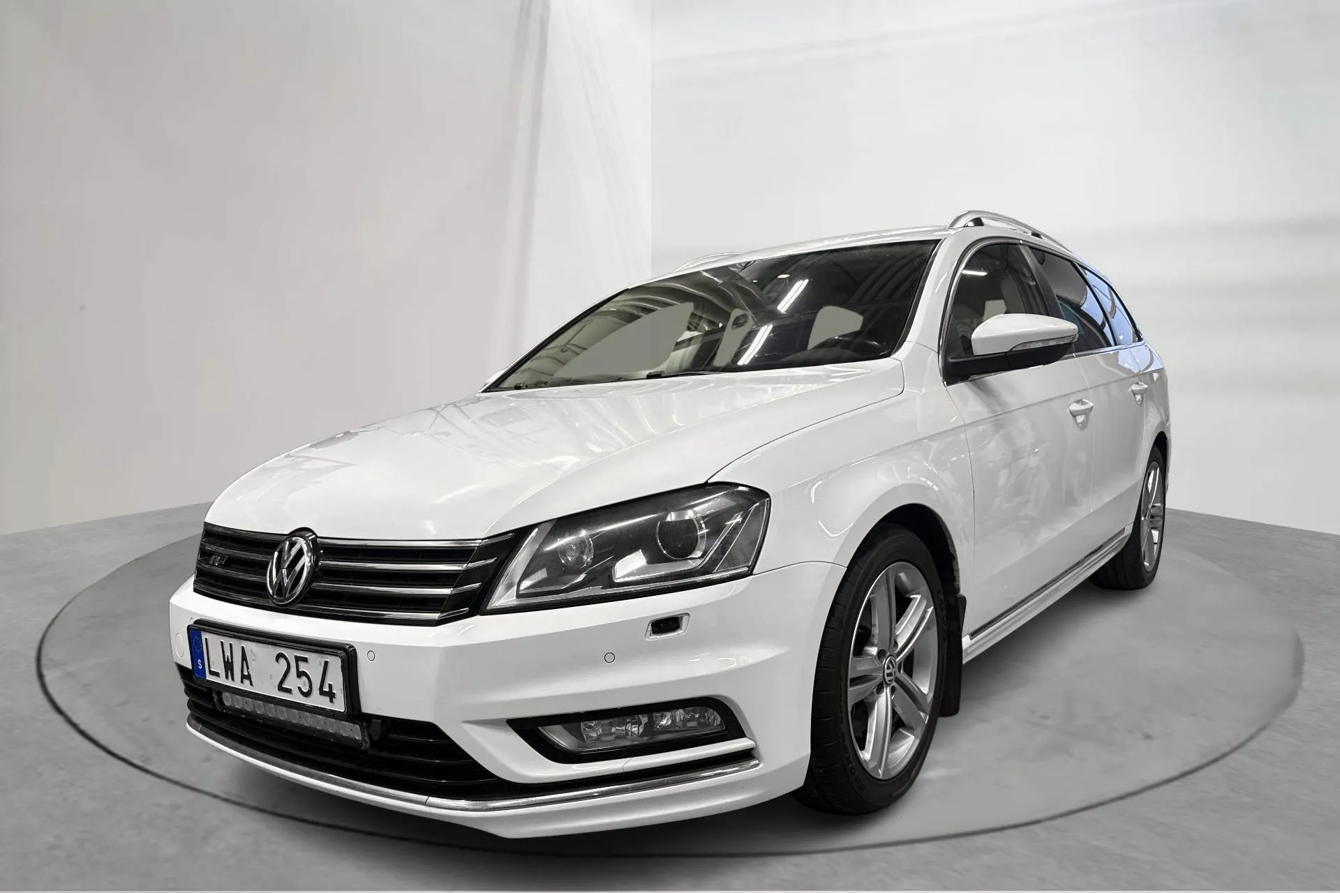 Presentationsfoto 1 av 17: VW Passat 2.0 TDI BlueMotion Technology Variant 4Motion (177hk) - 21 519 mil - Automat - vit - 2014