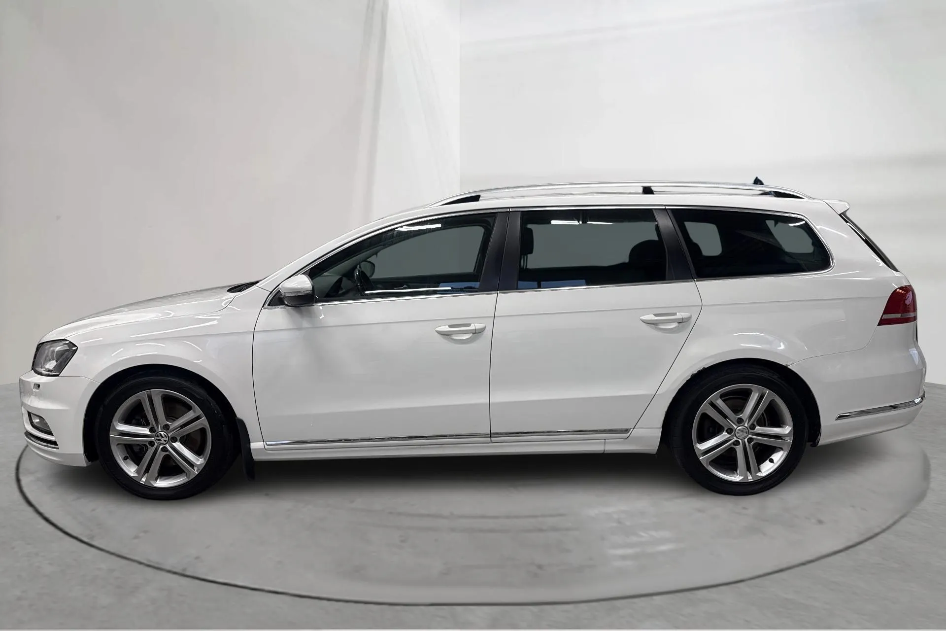 Presentationsfoto 2 av 17: VW Passat 2.0 TDI BlueMotion Technology Variant 4Motion (177hk) - 21 519 mil - Automat - vit - 2014