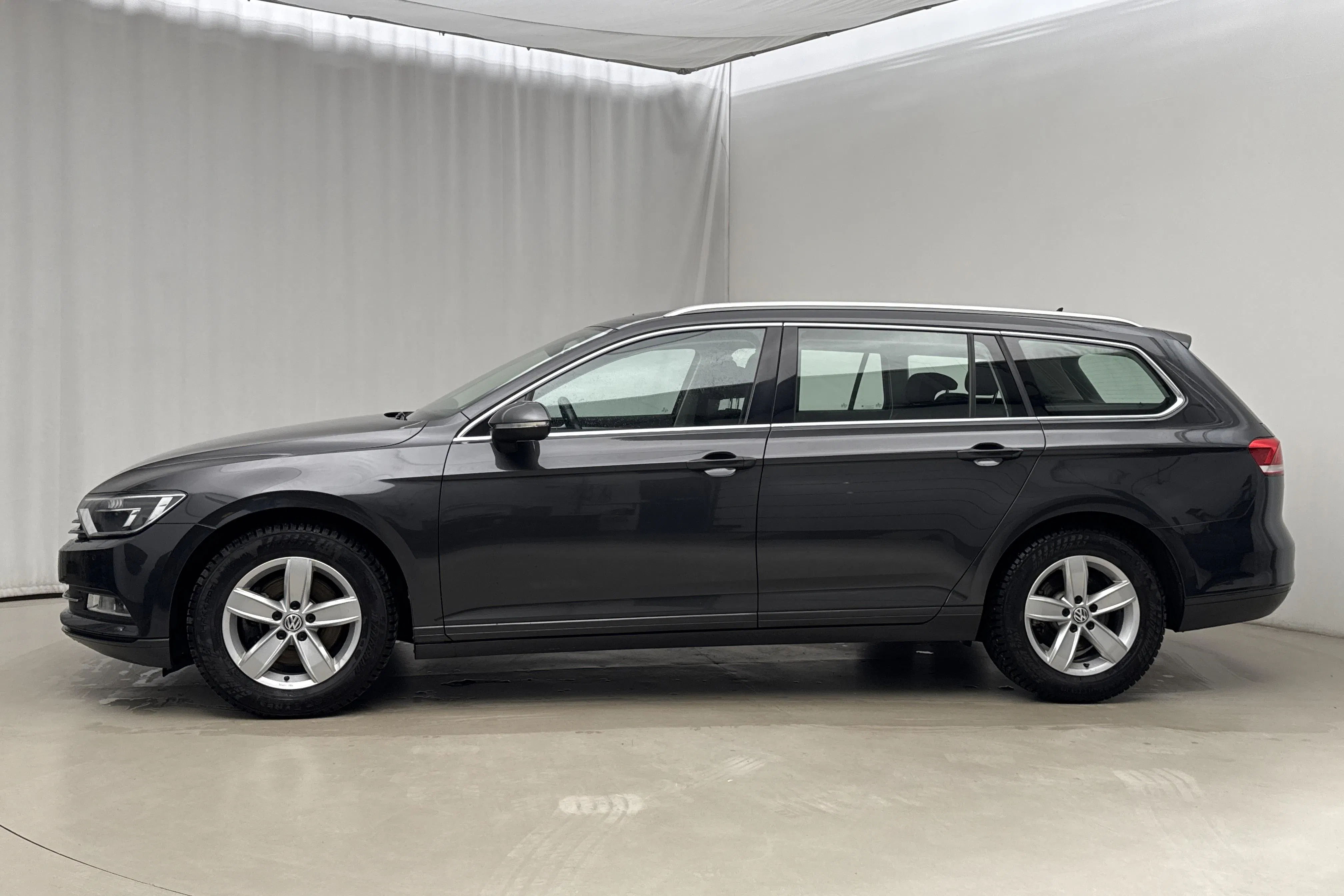 Presentationsfoto 2 av 19: VW Passat 1.5 TSI Sportscombi (150hk) - 10 853 mil - Manuell - Mörkgrå - 2019