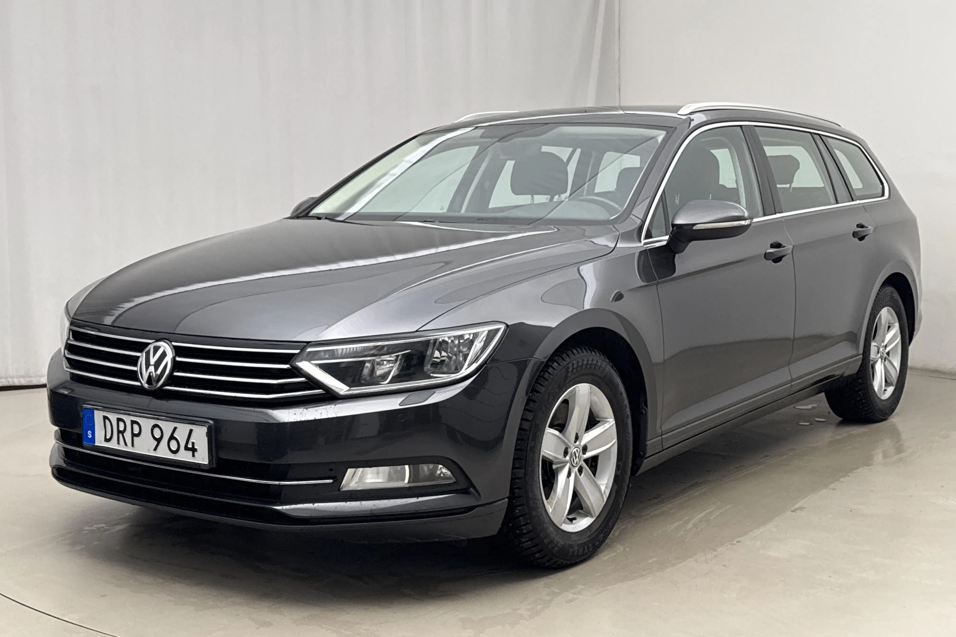 Presentationsfoto 1 av 19: VW Passat 1.5 TSI Sportscombi (150hk) - 10 853 mil - Manuell - Mörkgrå - 2019