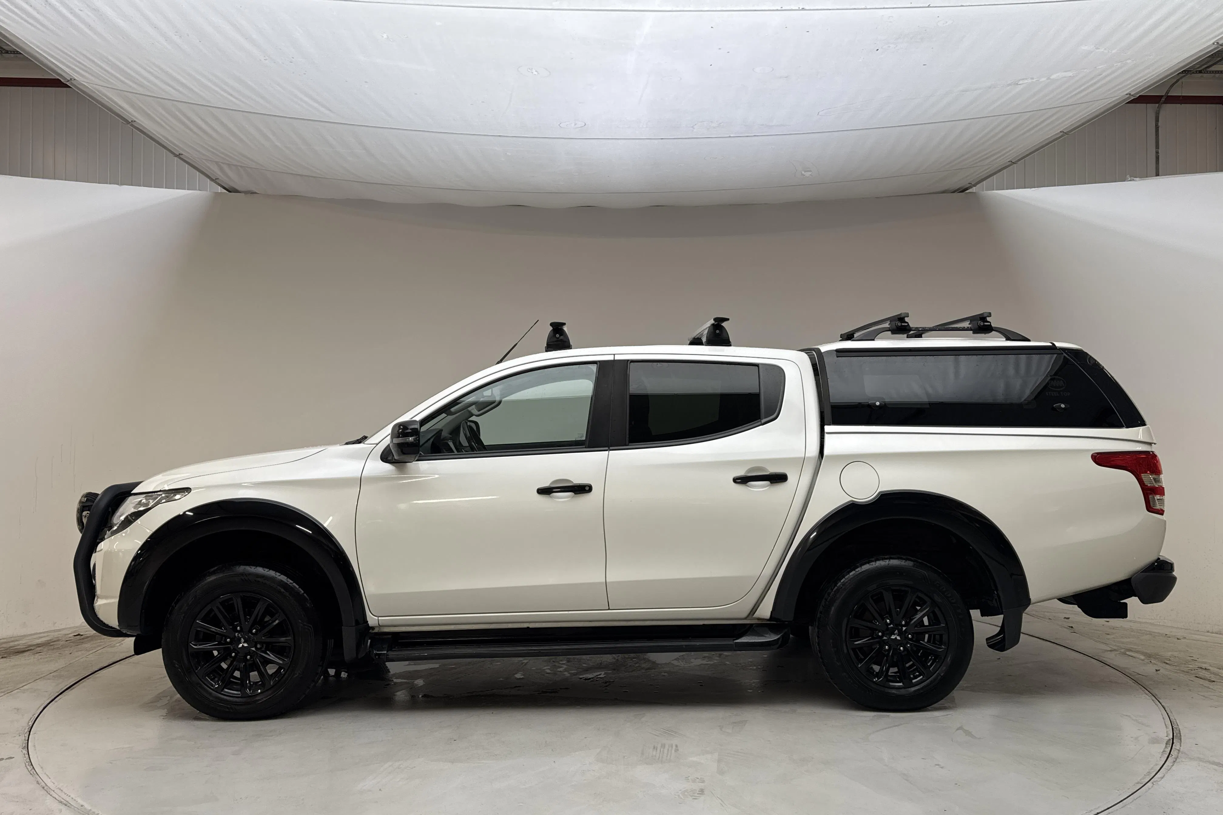 Presentationsfoto 2 av 13: Mitsubishi L200 2.4 DI-D (181hk) - 19 262 mil - Automat - vit - 2018