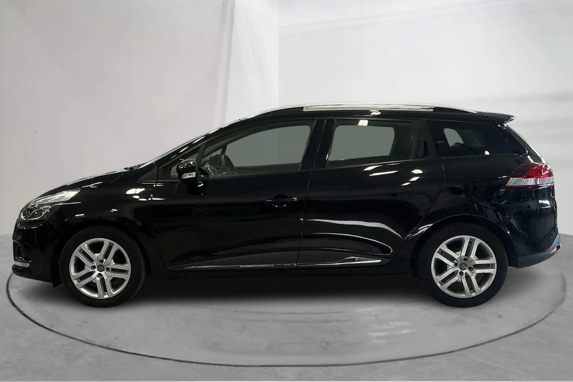 Presentationsfoto 2 av 13: Renault Clio IV 0.9 TCe 90 5dr (90hk) - 8 663 mil - Manuell - svart - 2020