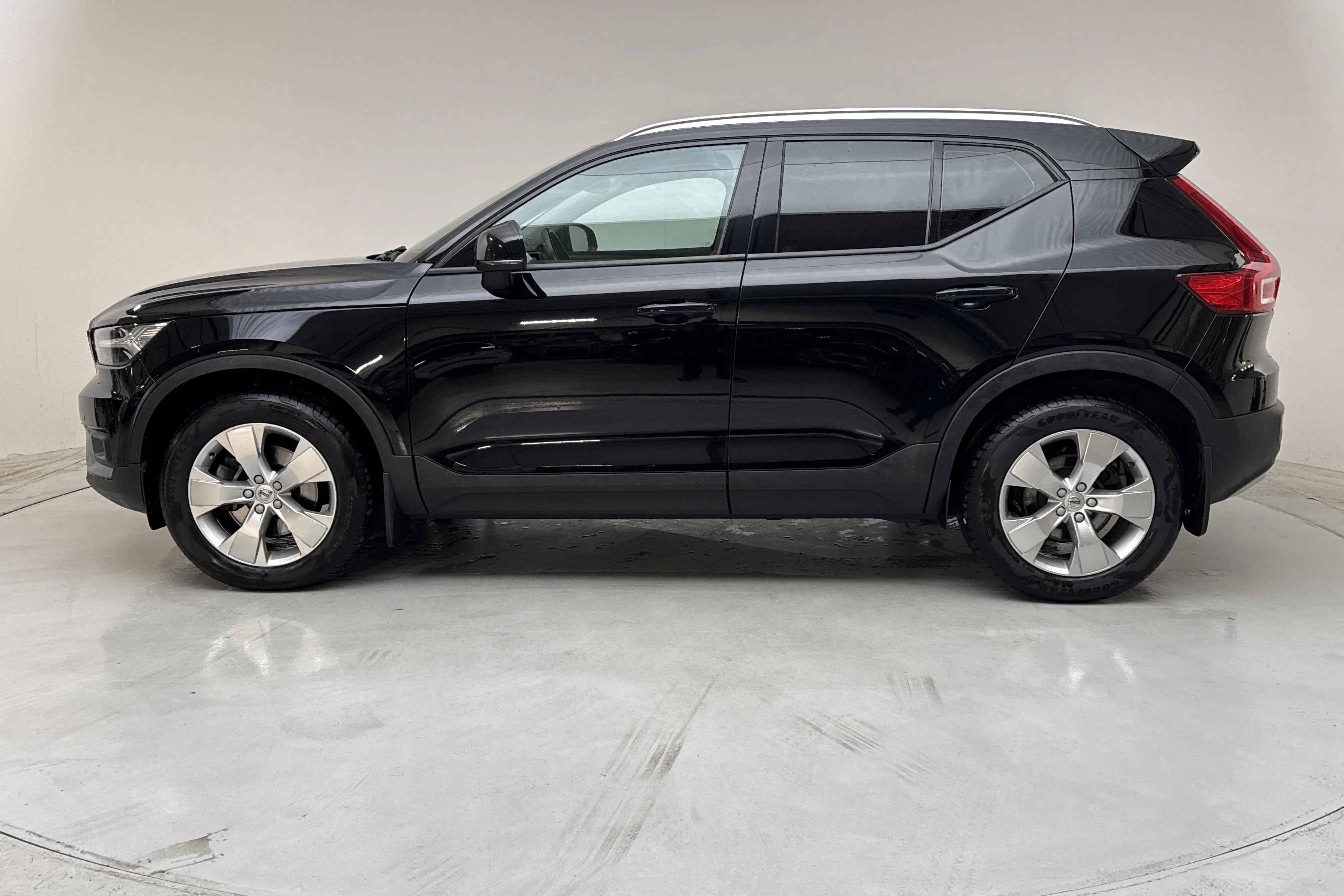 Presentationsfoto 2 av 14: Volvo XC40 B4 AWD (197hk) - 11 948 mil - Automat - svart - 2021