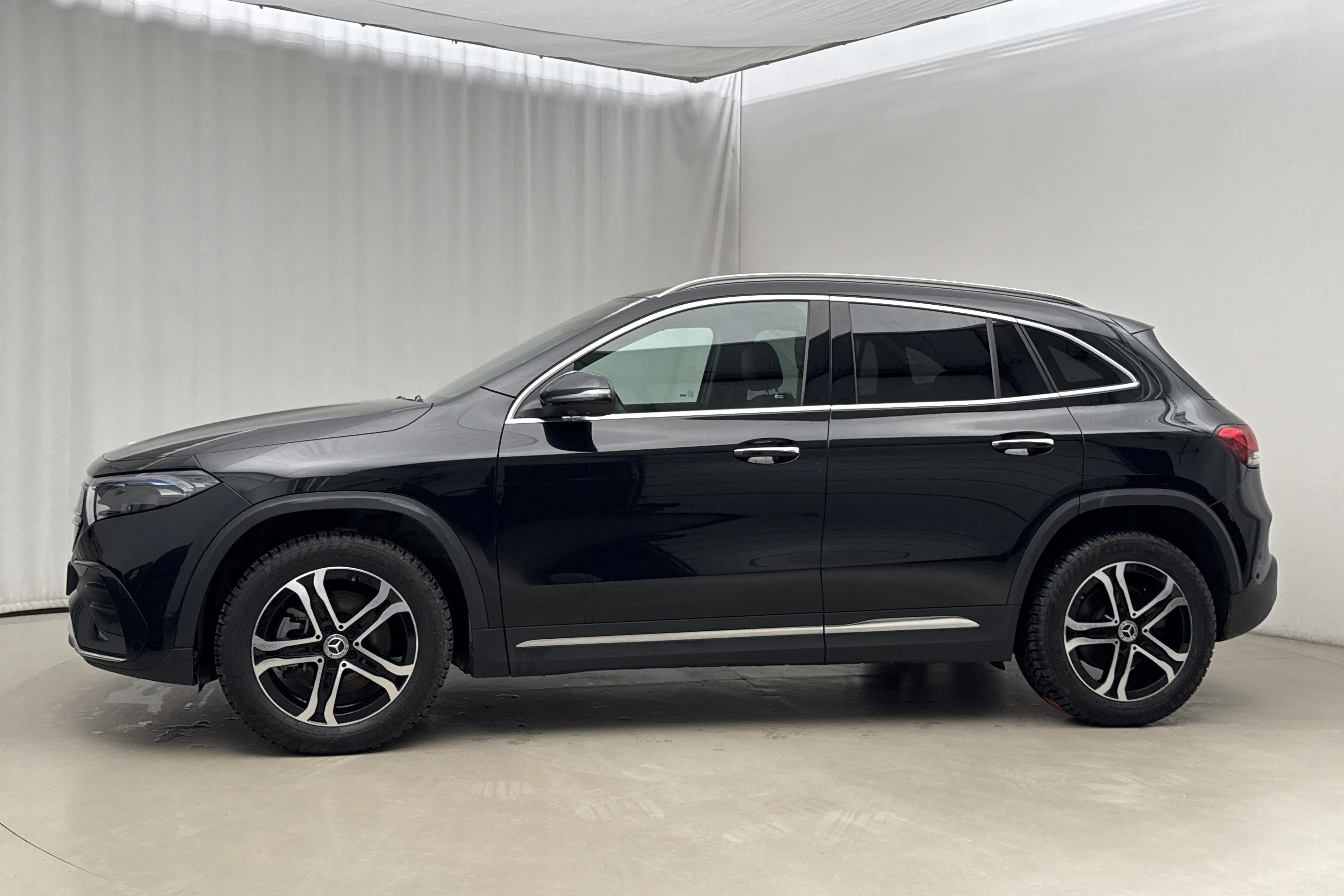 Presentationsfoto 2 av 21: Mercedes EQA 300 4Matic H243 (228hk) - 3 430 mil - Automat - svart - 2024