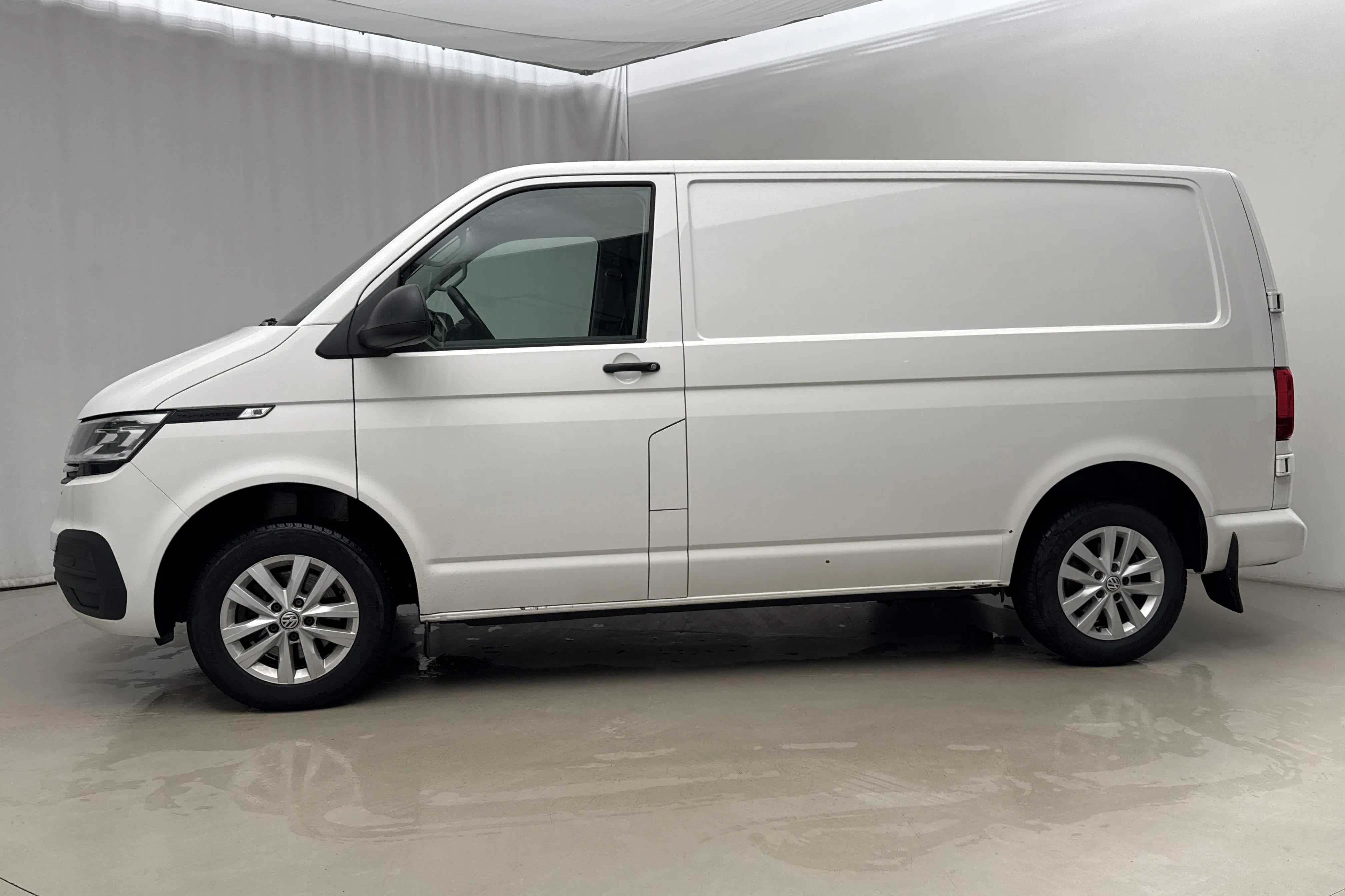 Presentationsfoto 2 av 17: VW Transporter T6.1 Skåp TDI (110hk) - 23 227 mil - Manuell - vit - 2020