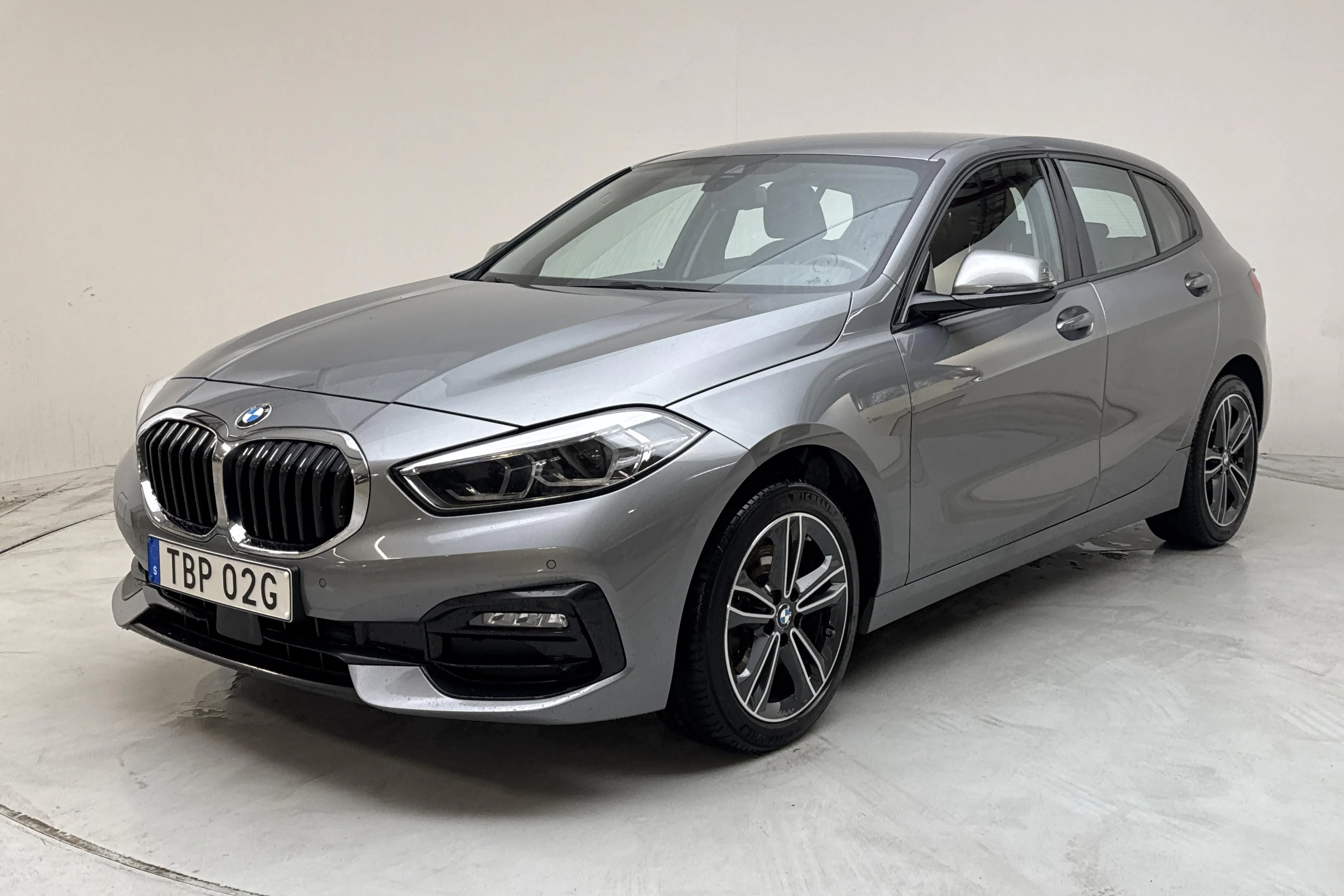 Presentation photo 1 of 14: BMW 118i 5dr, F40 (136hk) - 60 350 km - Manual - gray - 2023