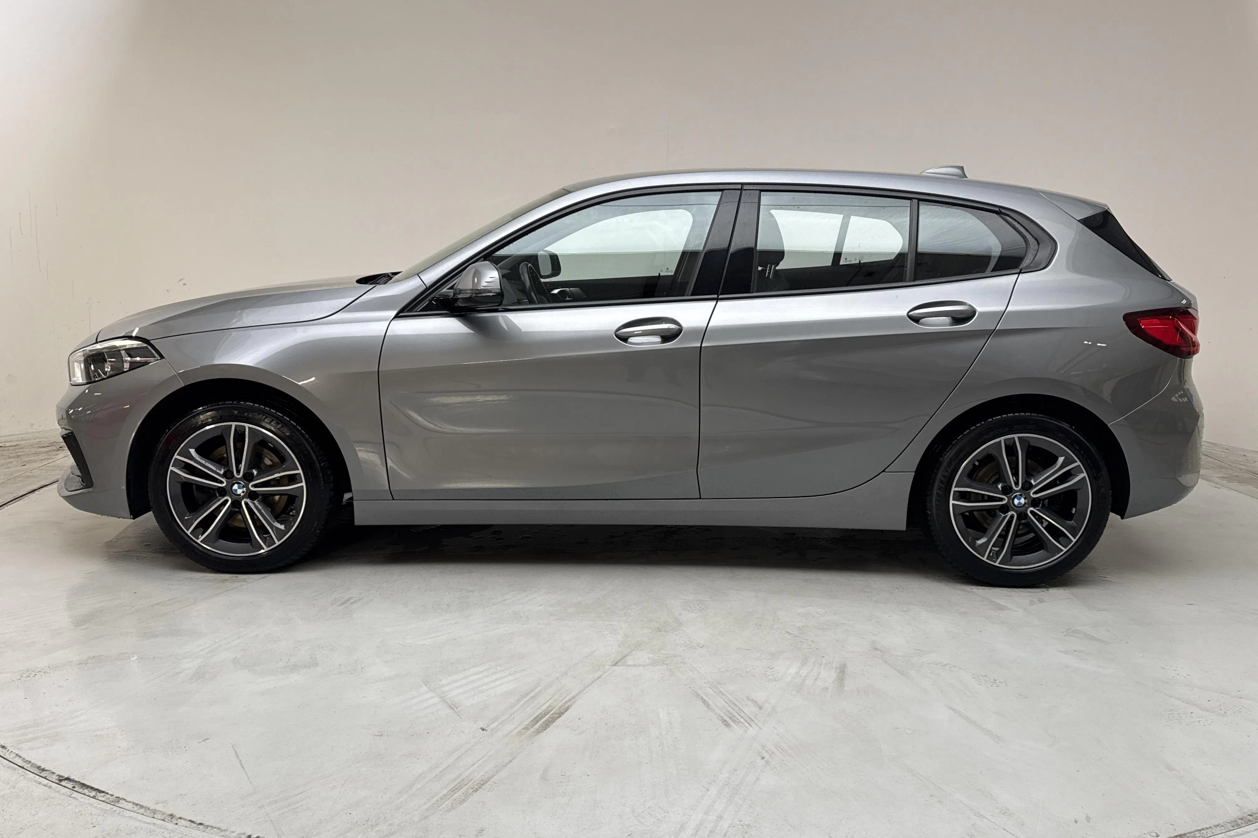 Presentation photo 2 of 14: BMW 118i 5dr, F40 (136hk) - 60 350 km - Manual - gray - 2023