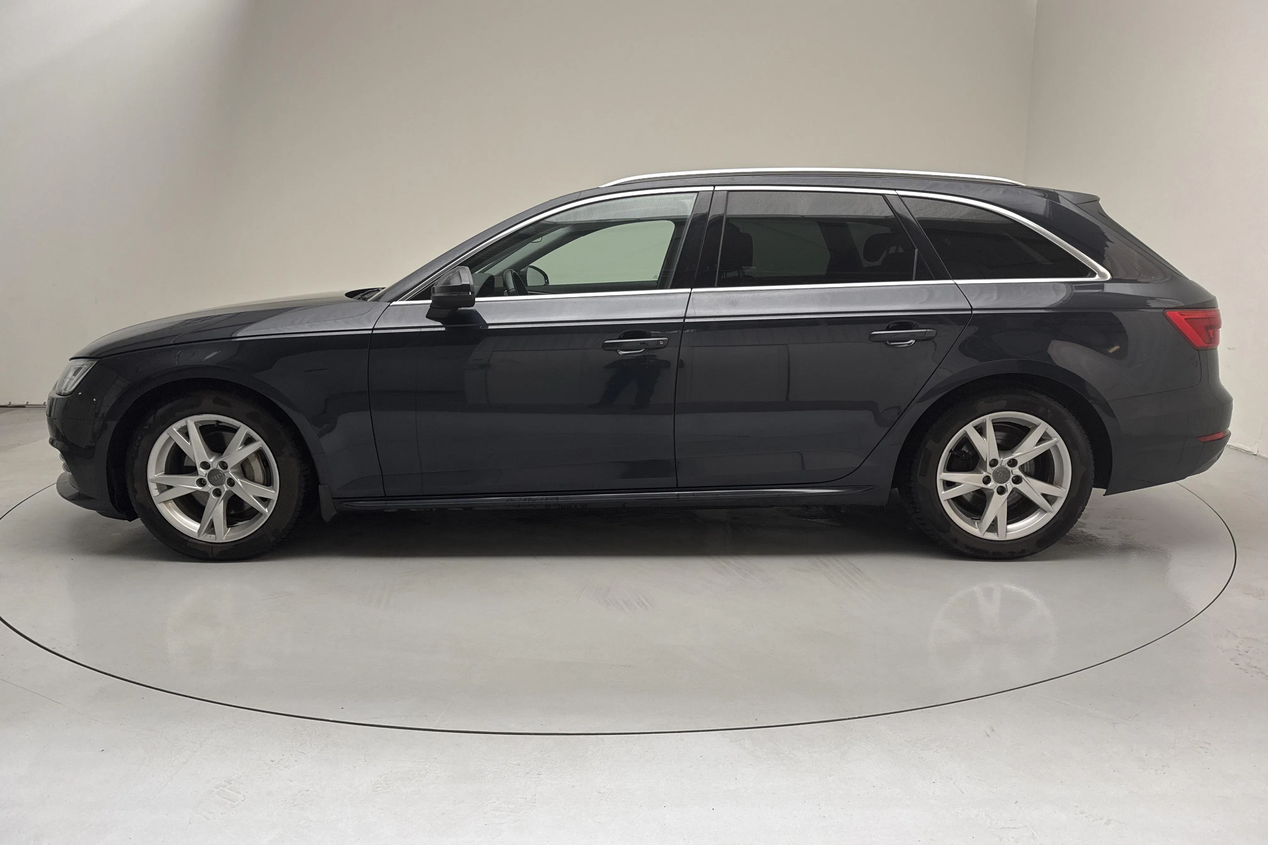 Presentationsfoto 2 av 12: Audi A4 2.0 TDI Avant quattro (190hk) - 19 696 mil - Automat - blå - 2017
