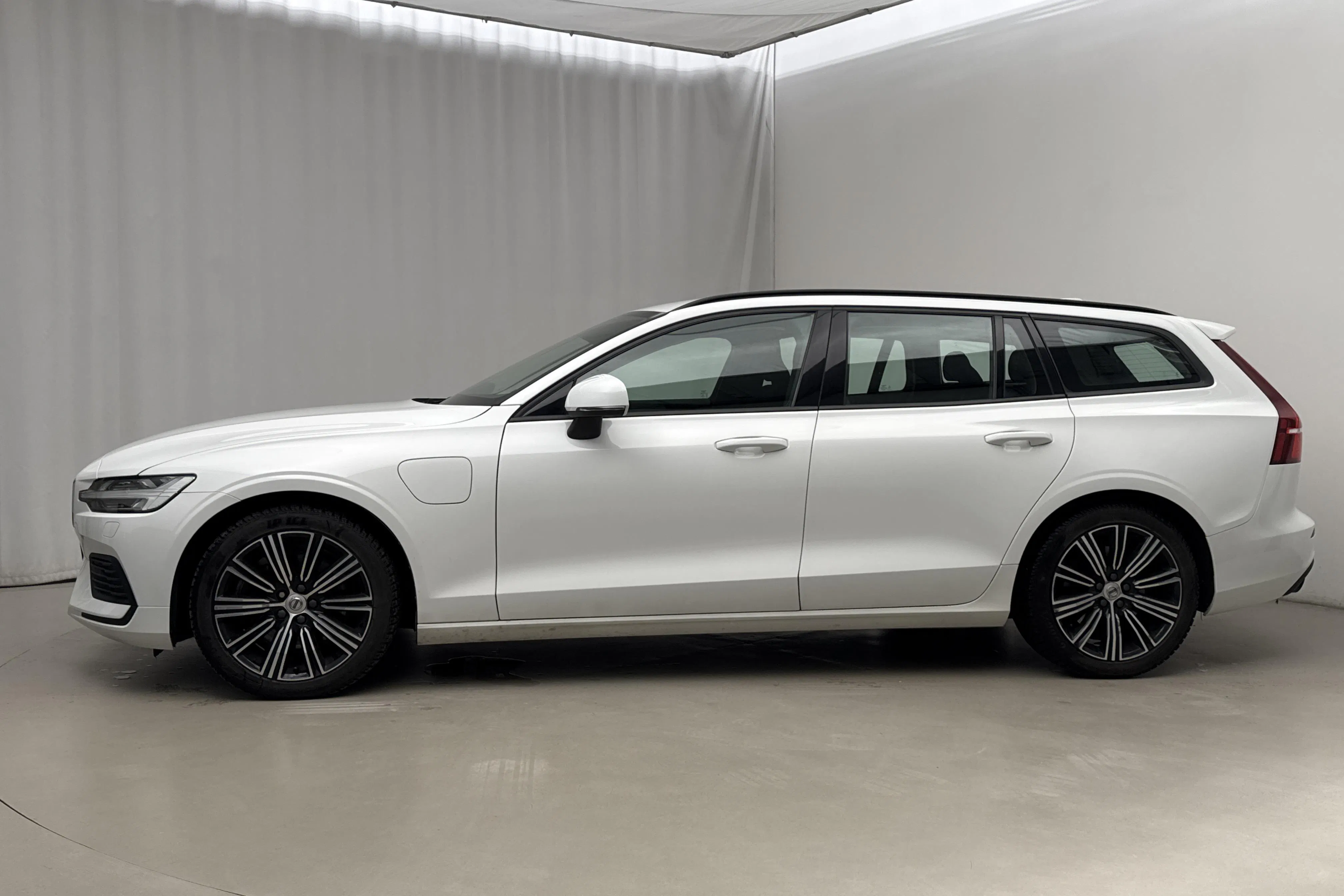 Presentationsfoto 2 av 18: Volvo V60 T6 AWD Twin Engine (340hk) - 15 479 mil - Automat - vit - 2020