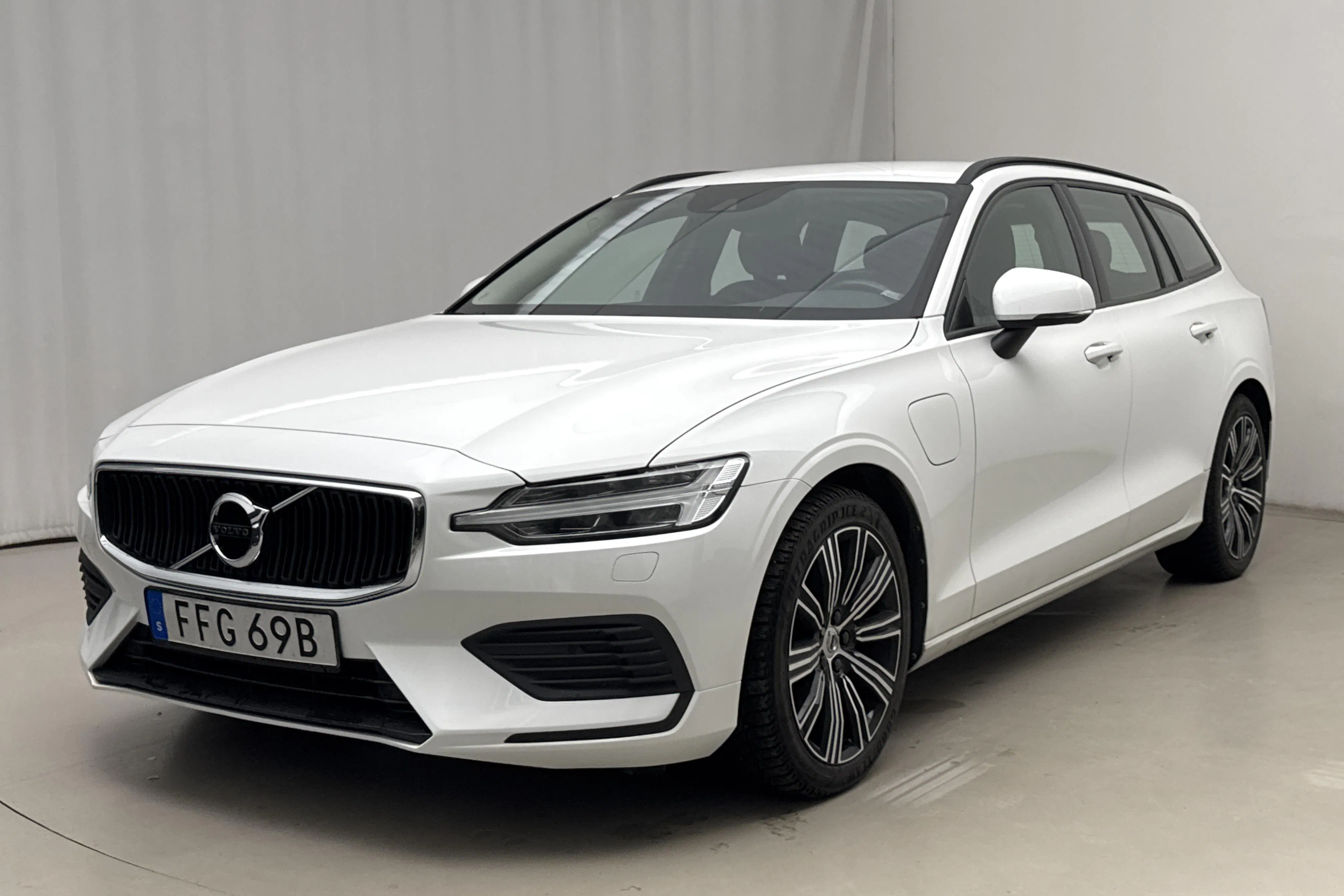 Presentationsfoto 1 av 18: Volvo V60 T6 AWD Twin Engine (340hk) - 15 479 mil - Automat - vit - 2020