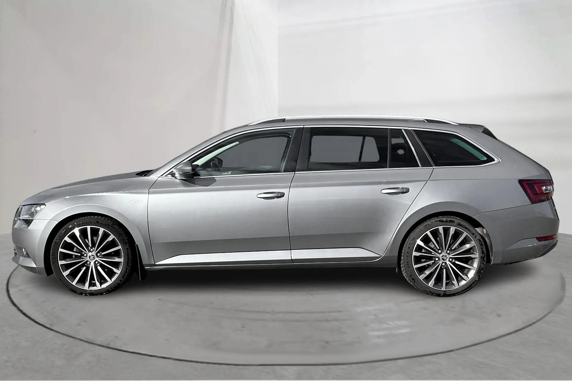 Presentationsfoto 2 av 18: Skoda Superb 2.0 TDI 4x4 Kombi (190hk) - 11 899 mil - Automat - grå - 2017