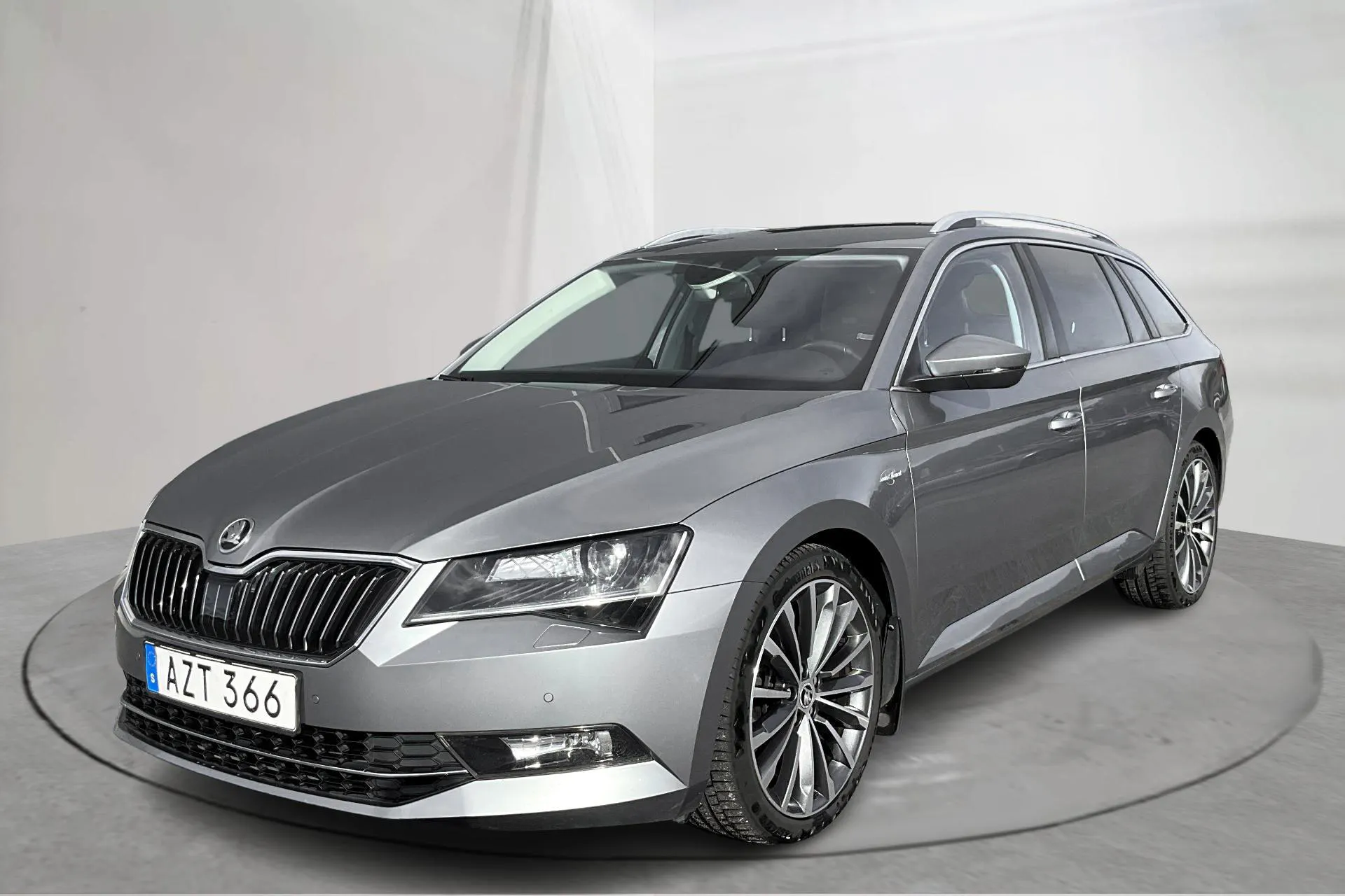 Presentationsfoto 1 av 18: Skoda Superb 2.0 TDI 4x4 Kombi (190hk) - 11 899 mil - Automat - grå - 2017