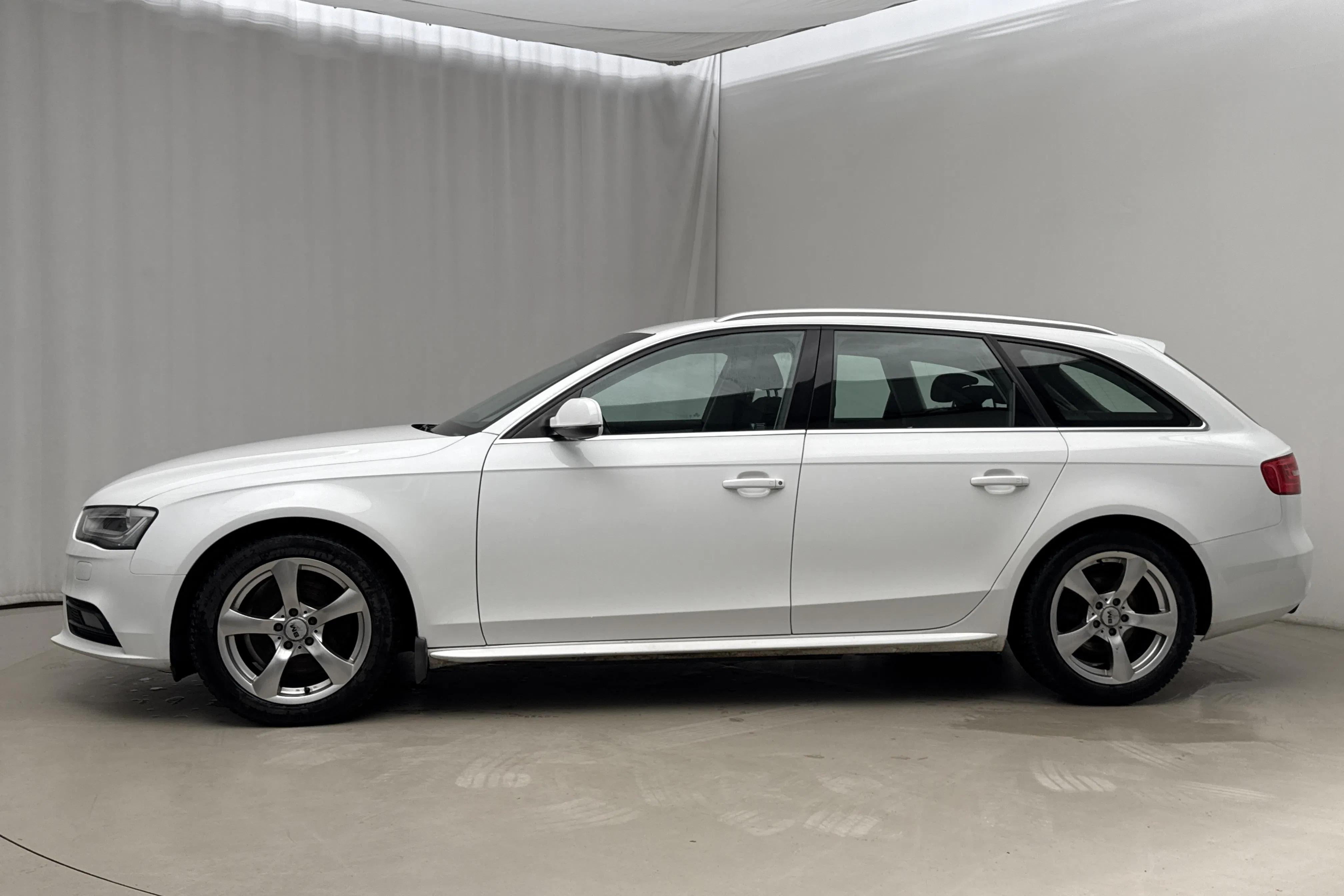 Presentationsfoto 2 av 15: Audi A4 2.0 TDI Avant quattro (177hk) - 13 842 mil - Manuell - vit - 2013